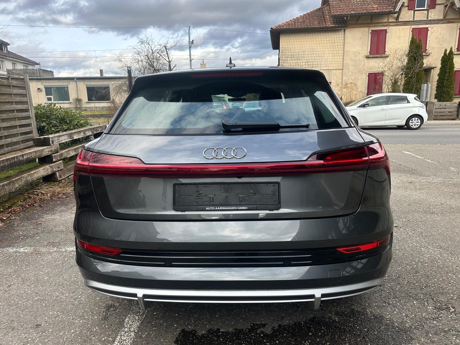 AUDI e-tron 50 S Line quattro-image-5