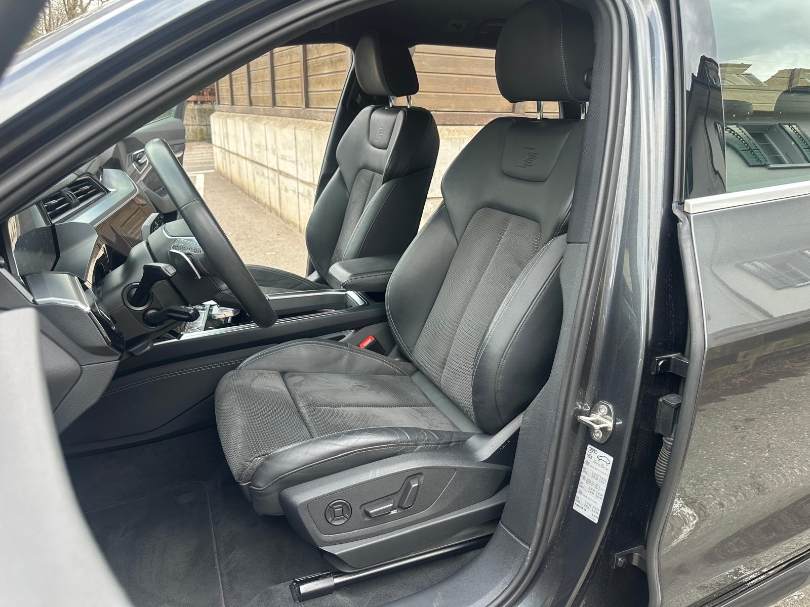 AUDI e-tron 50 S Line quattro-image-8