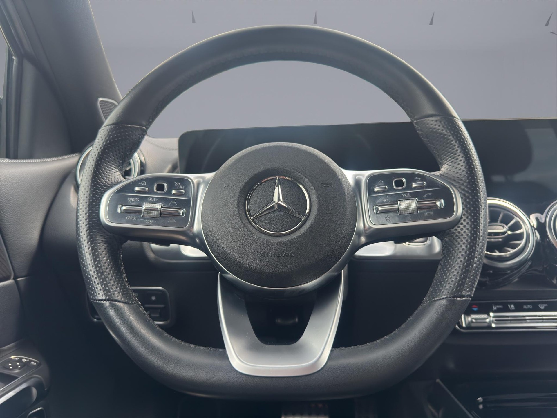 MERCEDES-BENZ GLB 220 d AMG Line 4matic-image-9