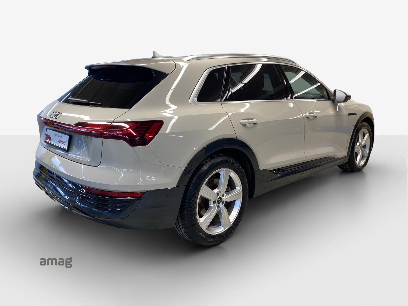 AUDI Q8 55 e-tron advanced quattro-image-4
