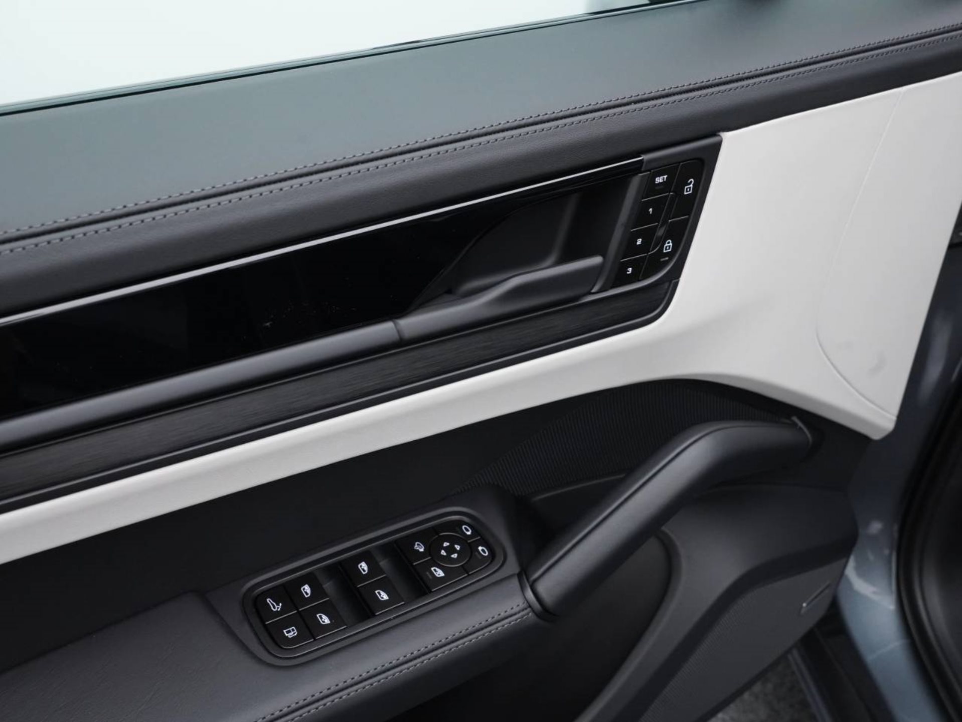 PORSCHE Cayenne S E-Hybrid Coupé Black Edition-image-22