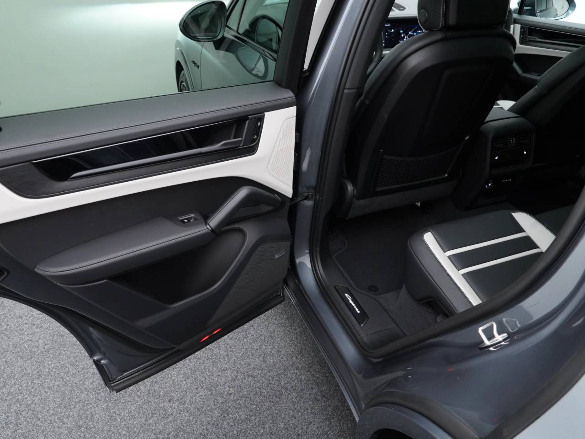 PORSCHE Cayenne S E-Hybrid Coupé Black Edition-image-28
