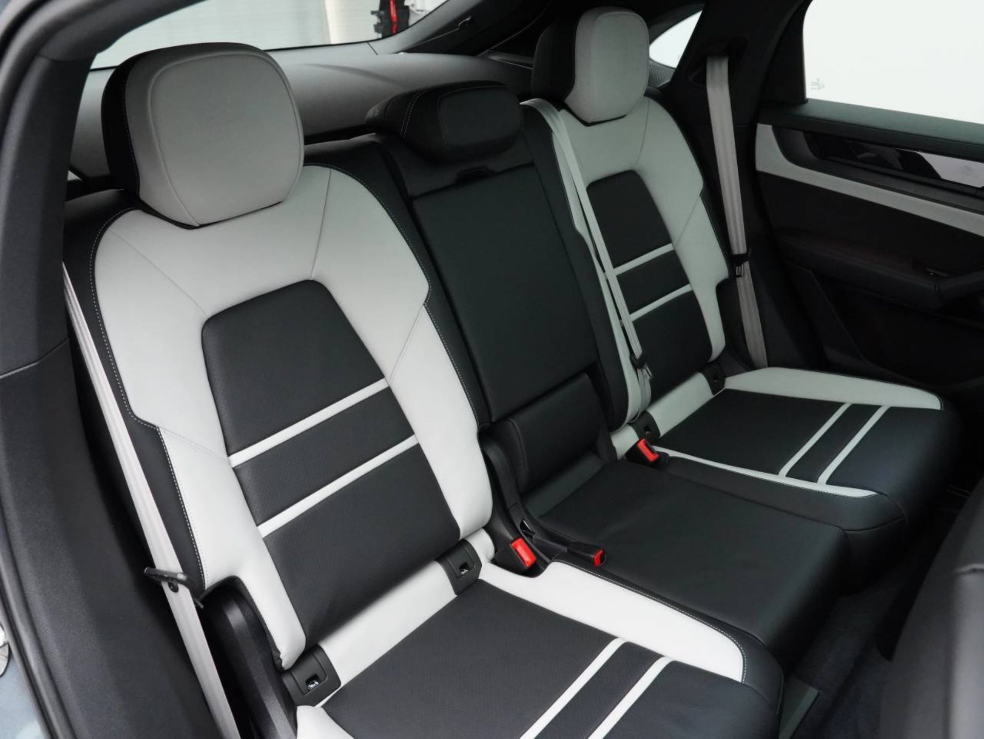 PORSCHE Cayenne S E-Hybrid Coupé Black Edition-image-31