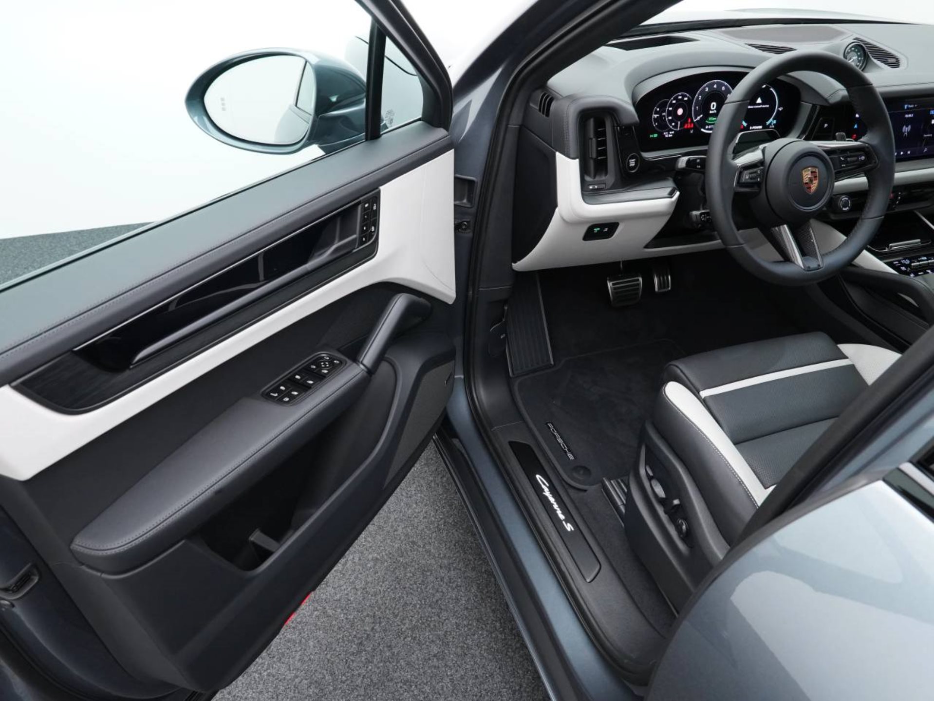 PORSCHE Cayenne S E-Hybrid Coupé Black Edition-showroom-element-3