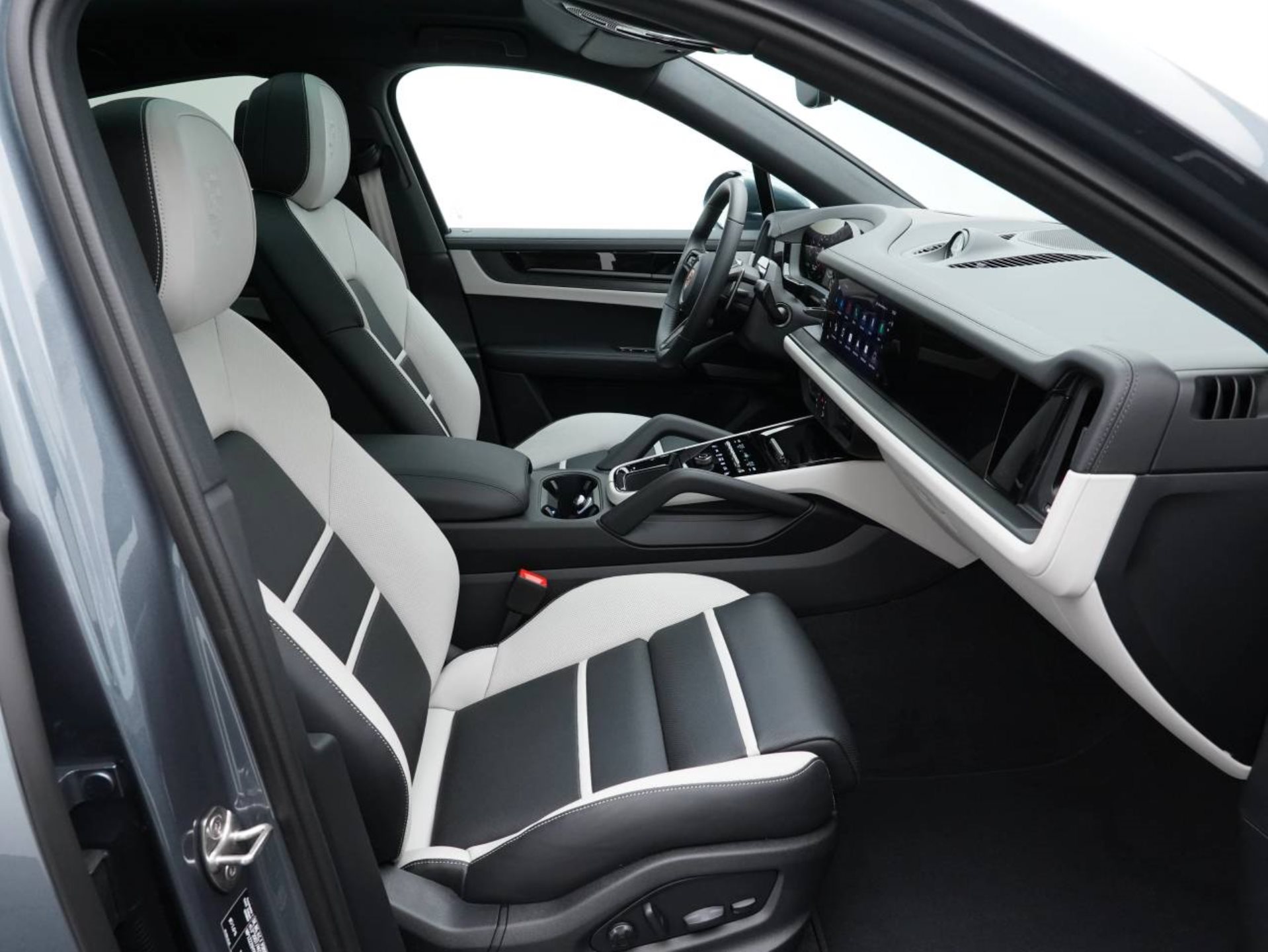 PORSCHE Cayenne S E-Hybrid Coupé Black Edition-image-26