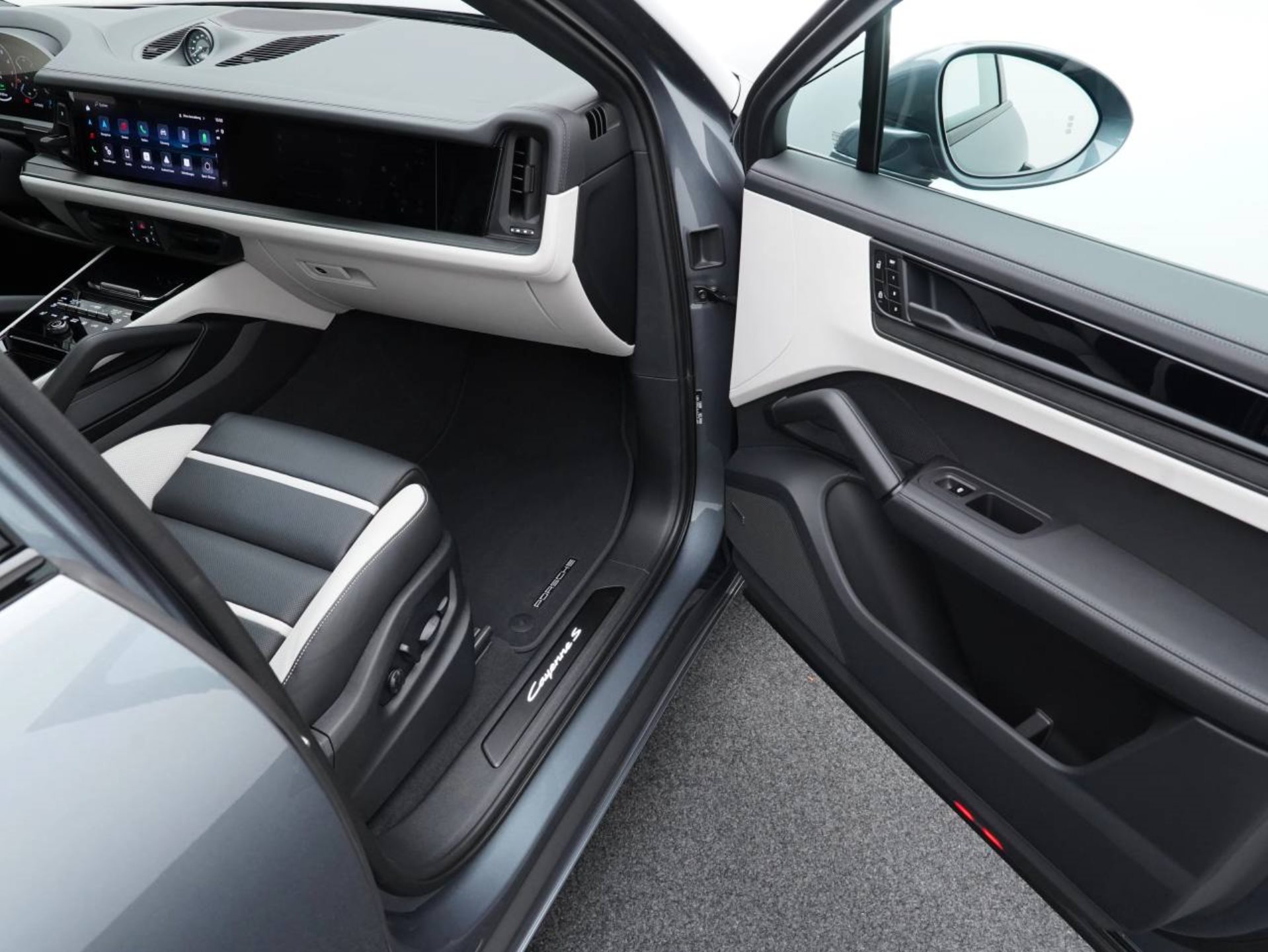 PORSCHE Cayenne S E-Hybrid Coupé Black Edition-image-24