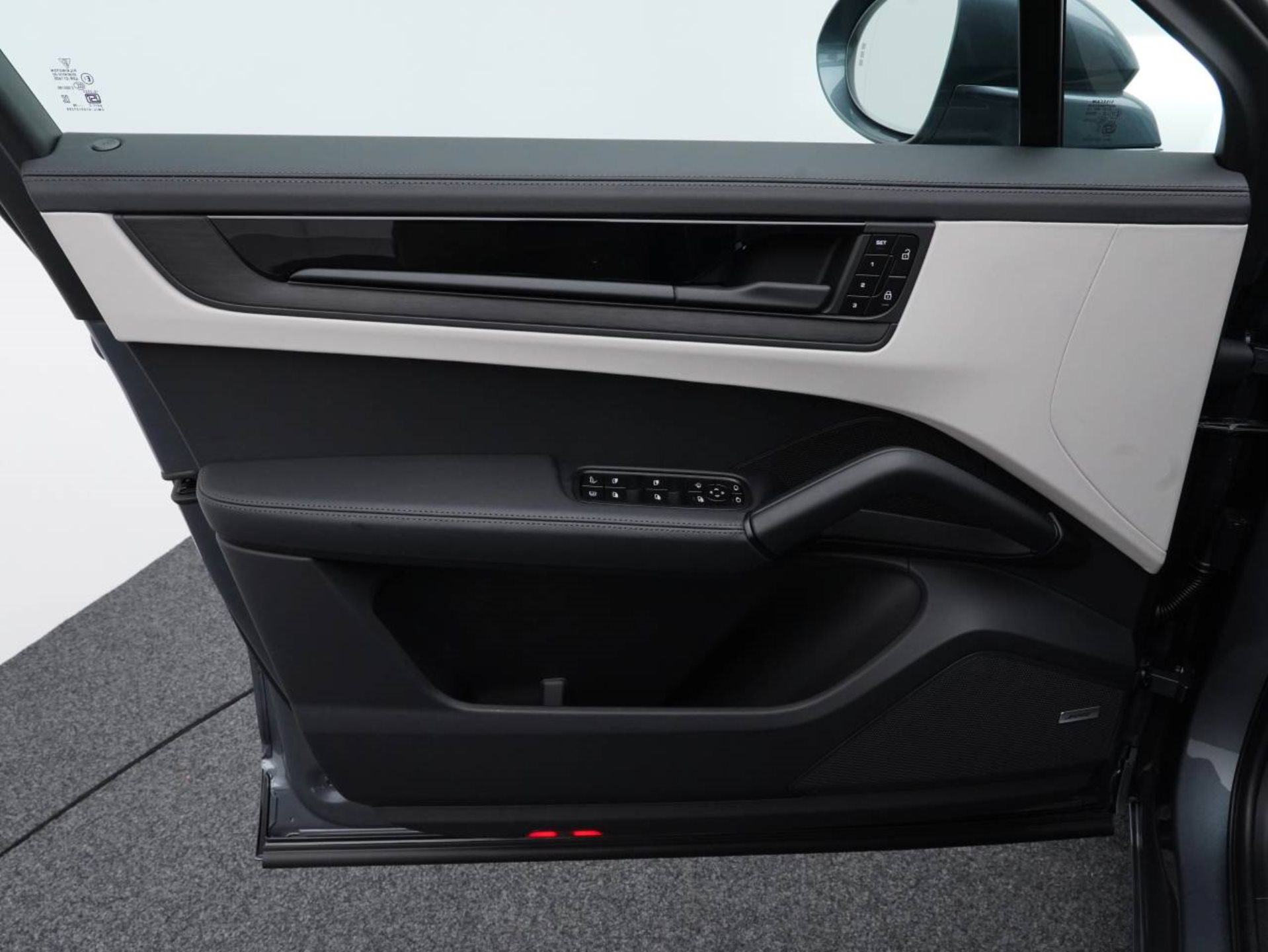 PORSCHE Cayenne S E-Hybrid Coupé Black Edition-image-21
