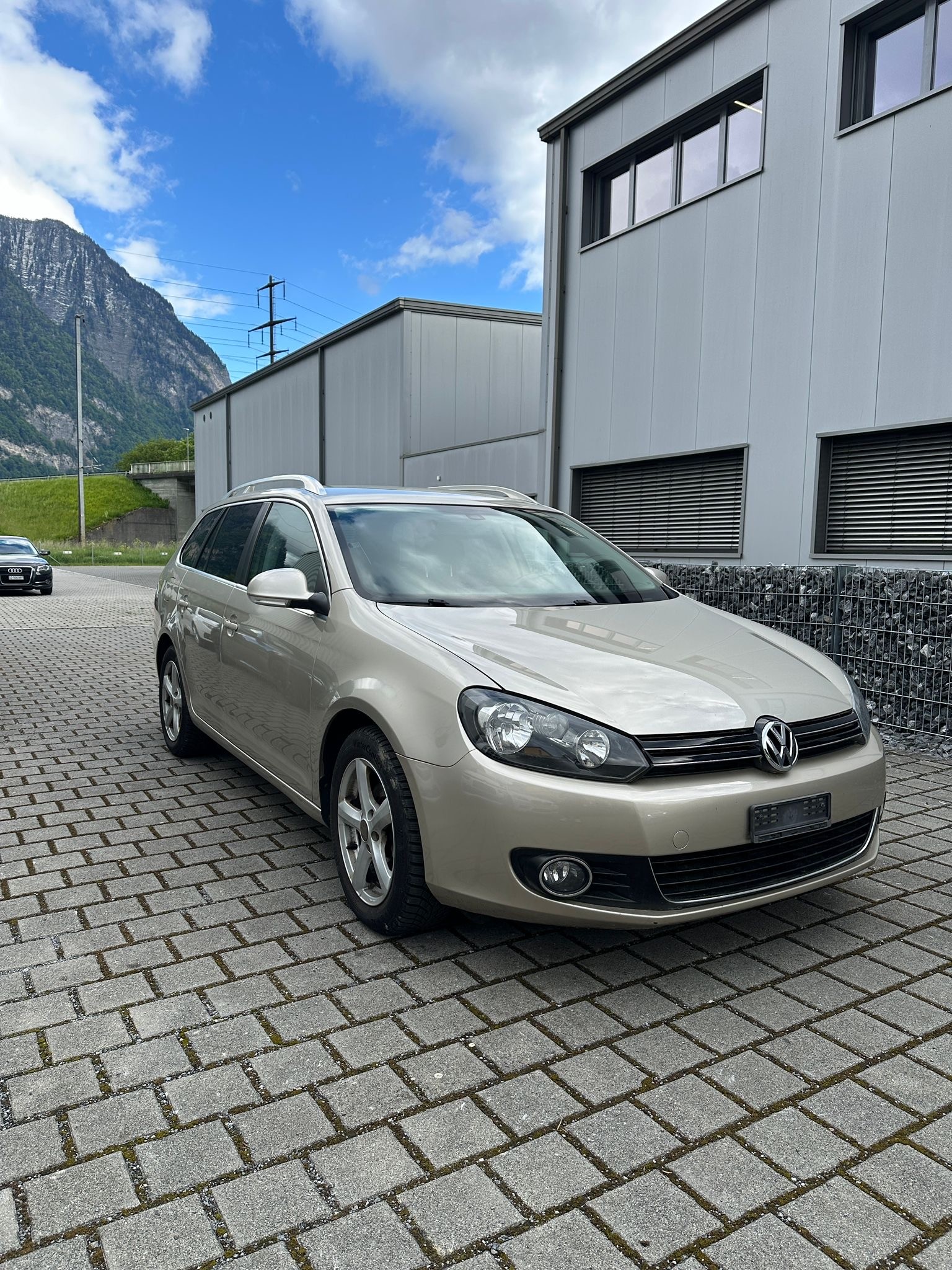 VW Golf Variant 1.6 TDI BlueMotion Automat-image-2