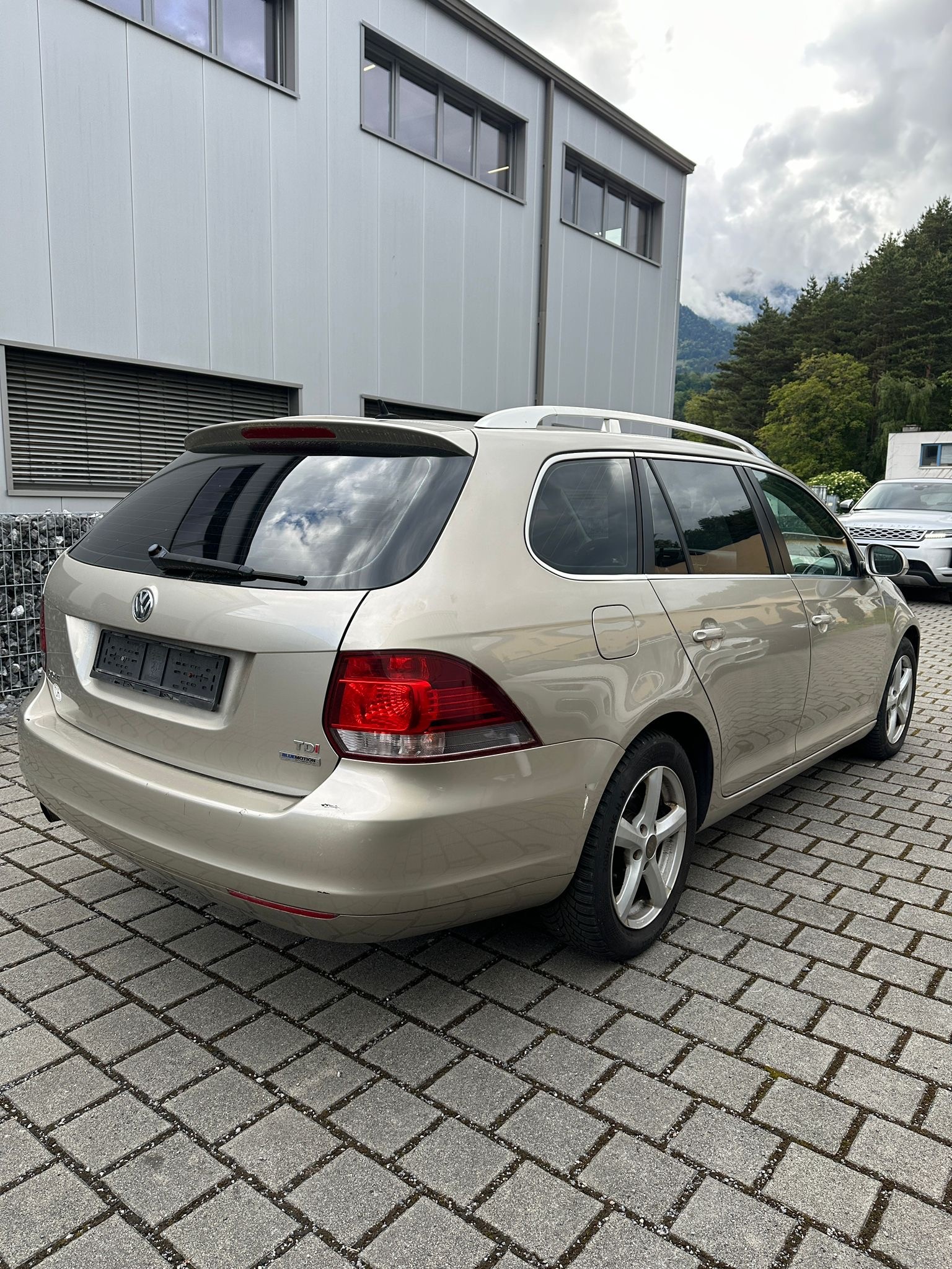 VW Golf Variant 1.6 TDI BlueMotion Automat-image-4
