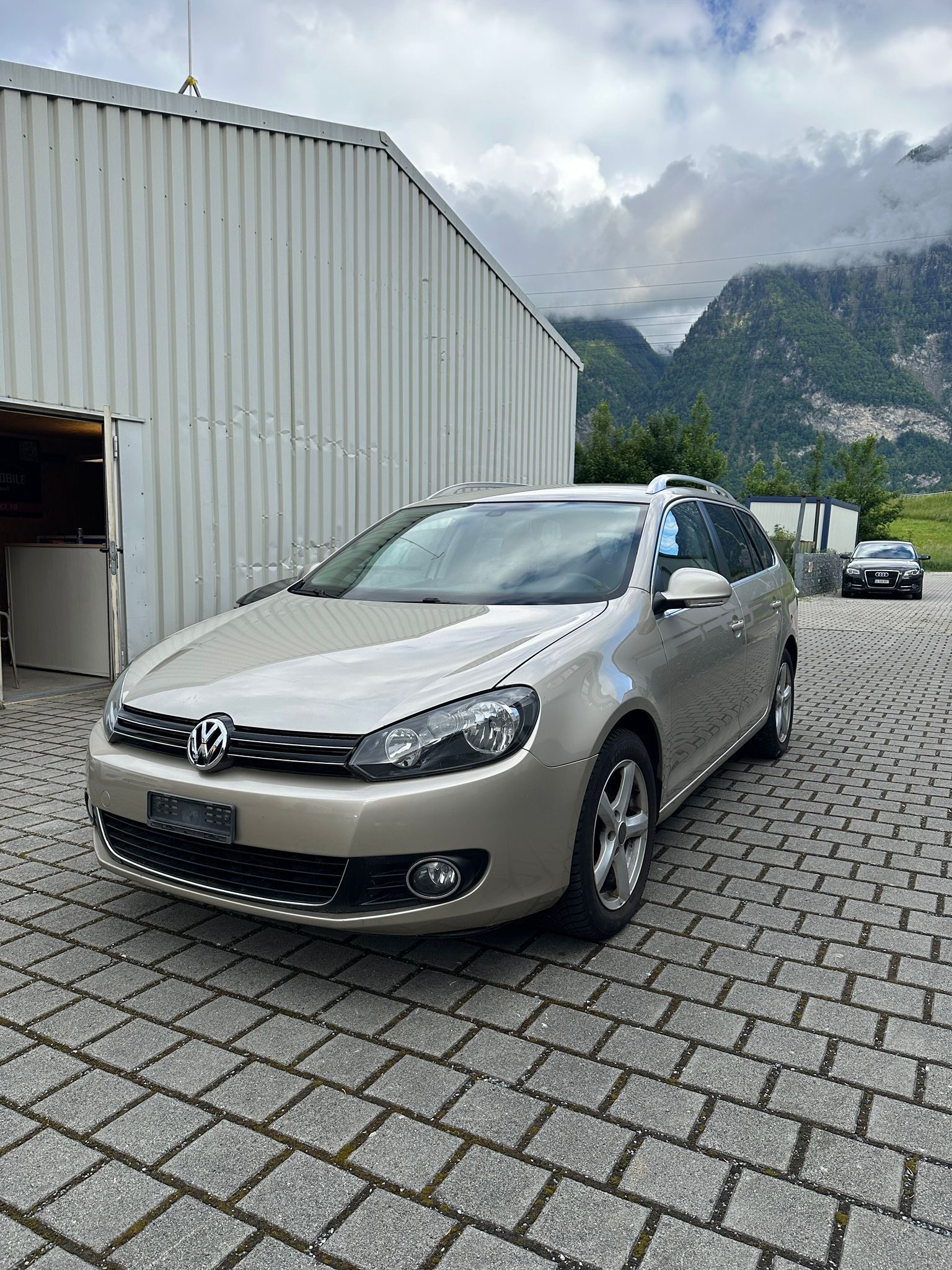 VW Golf Variant 1.6 TDI BlueMotion Automat-image-1