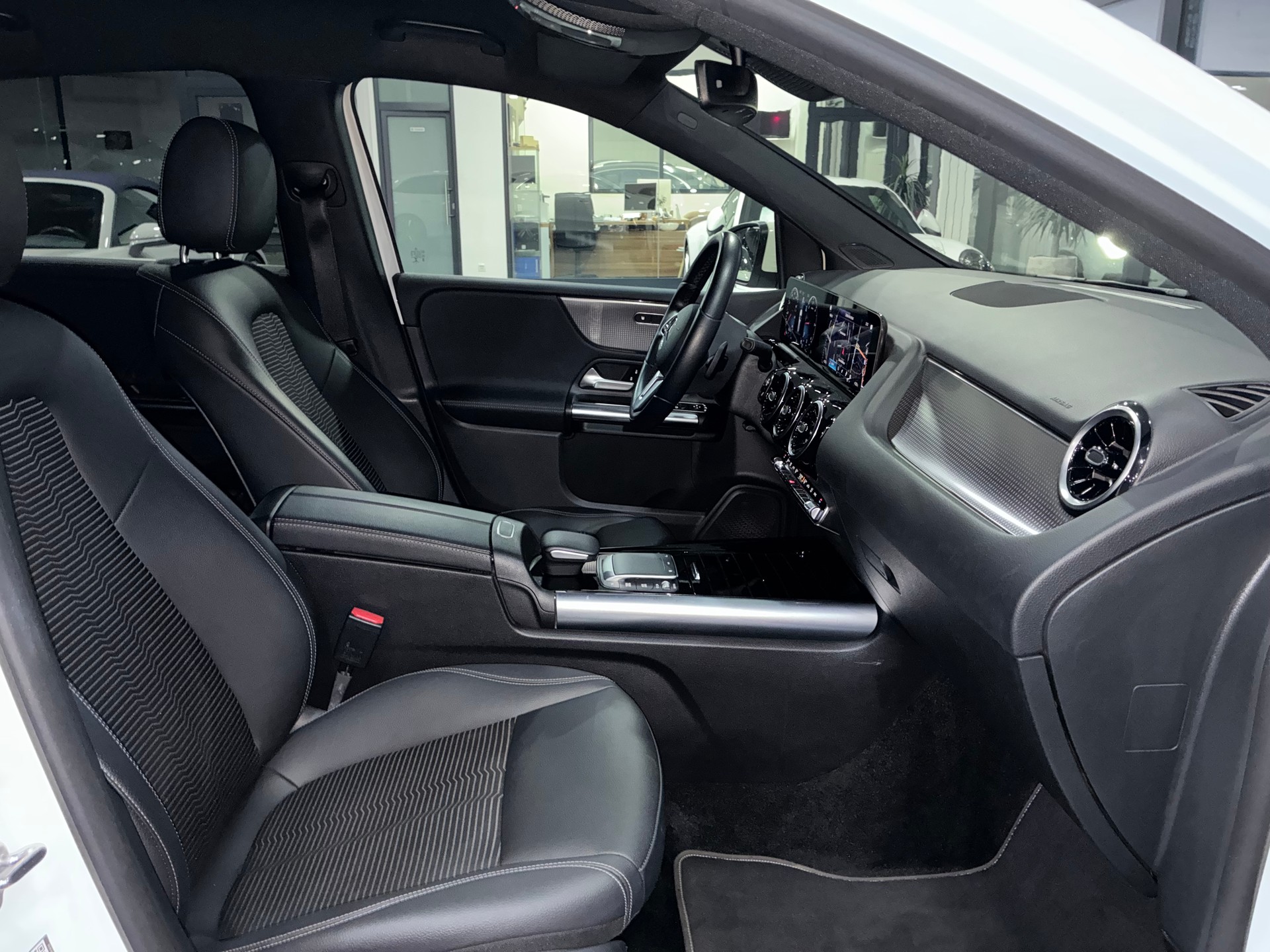 MERCEDES-BENZ B 220 d 4Matic Swiss Star 8G-DCT-image-11