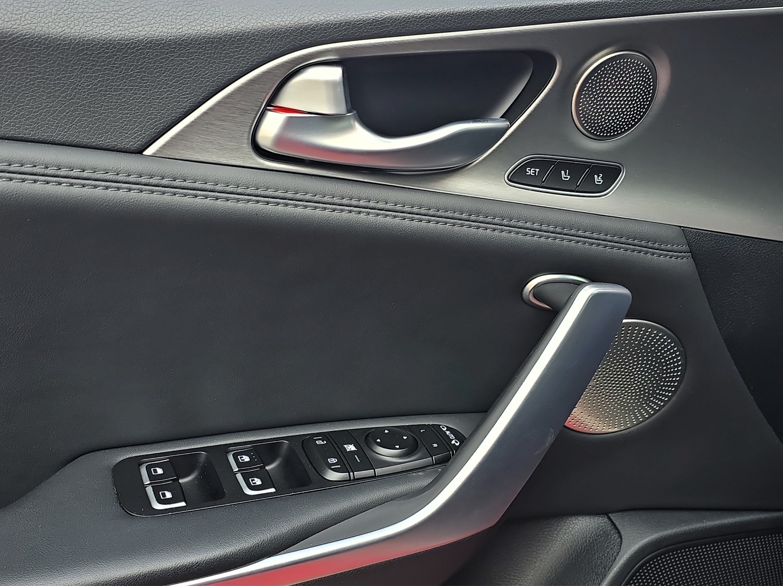 KIA Stinger 3.3 T-GDi GT Automat AWD-image-30
