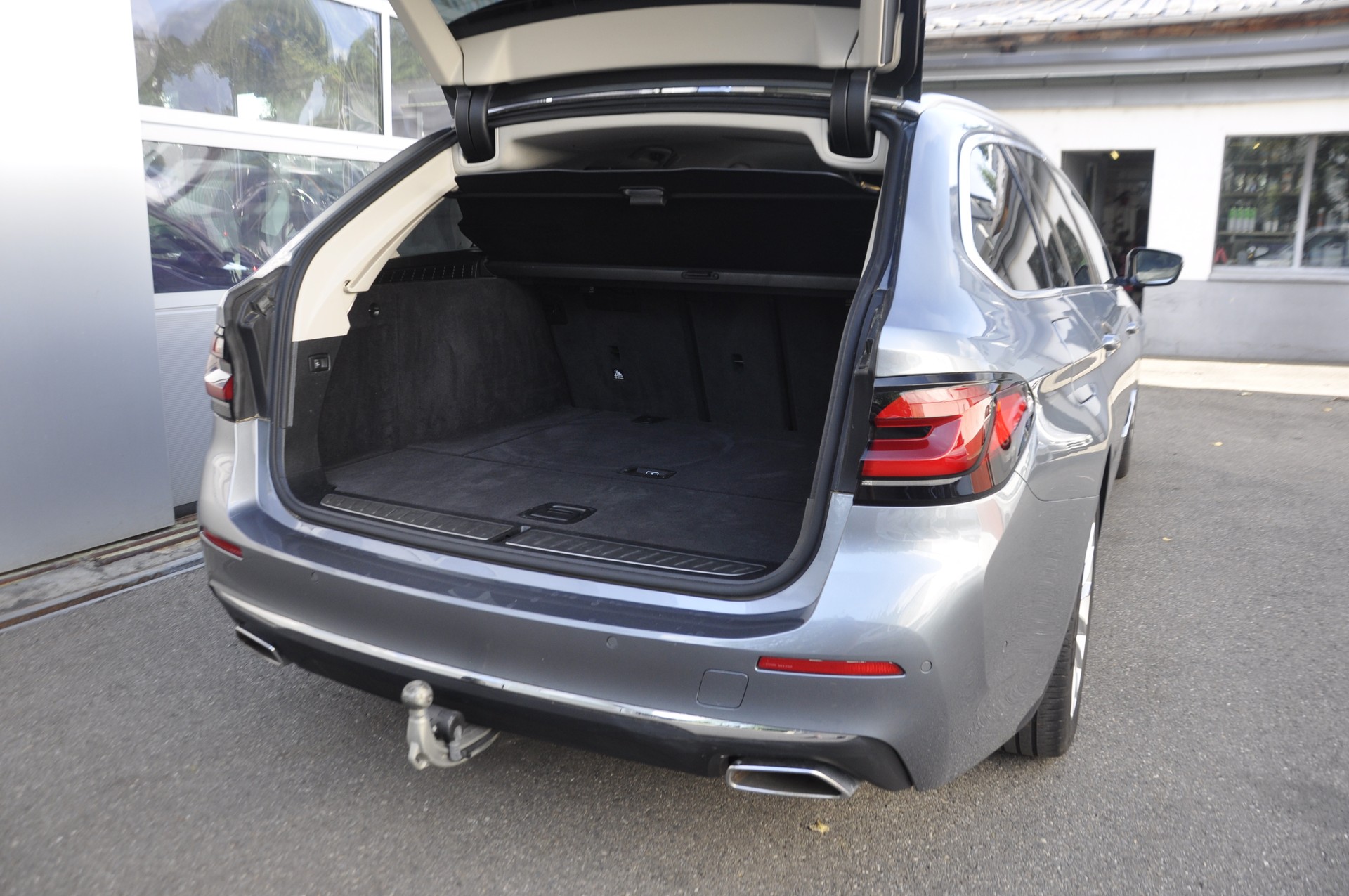 BMW 520d xDrive 48V Touring Luxury Steptronic I Anhängerkupplung-image-14