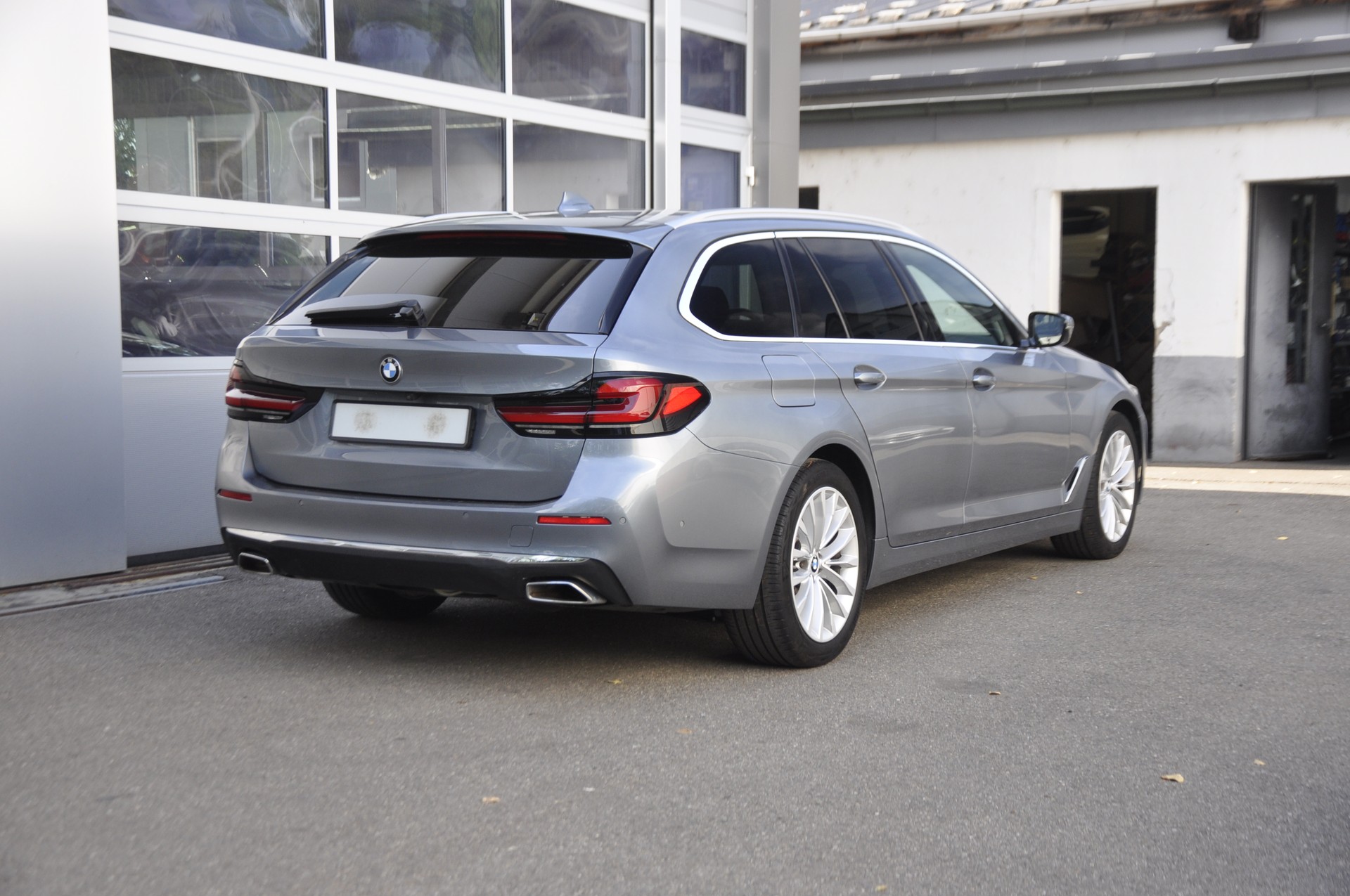 BMW 520d xDrive 48V Touring Luxury Steptronic I Anhängerkupplung-image-2