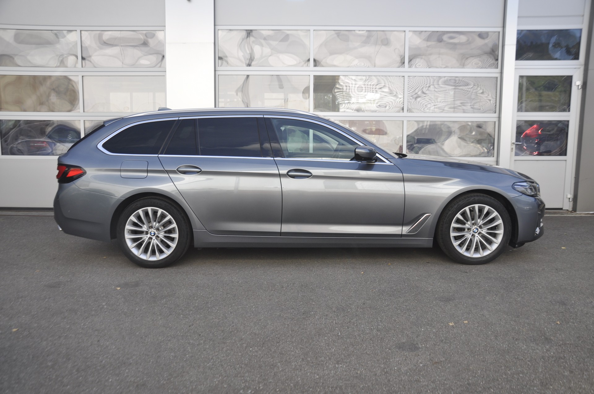 BMW 520d xDrive 48V Touring Luxury Steptronic I Anhängerkupplung-image-1
