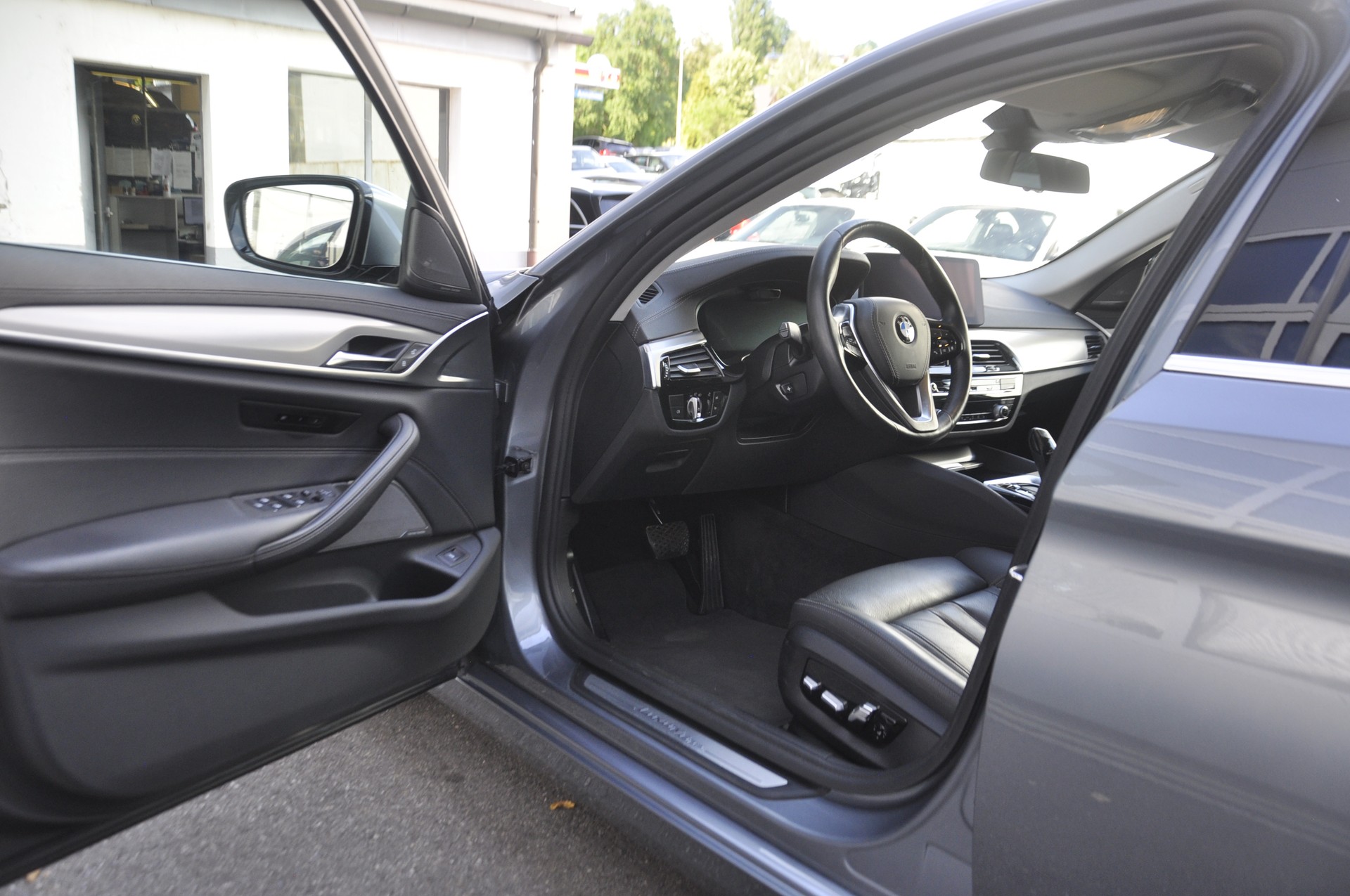 BMW 520d xDrive 48V Touring Luxury Steptronic I Anhängerkupplung-image-3