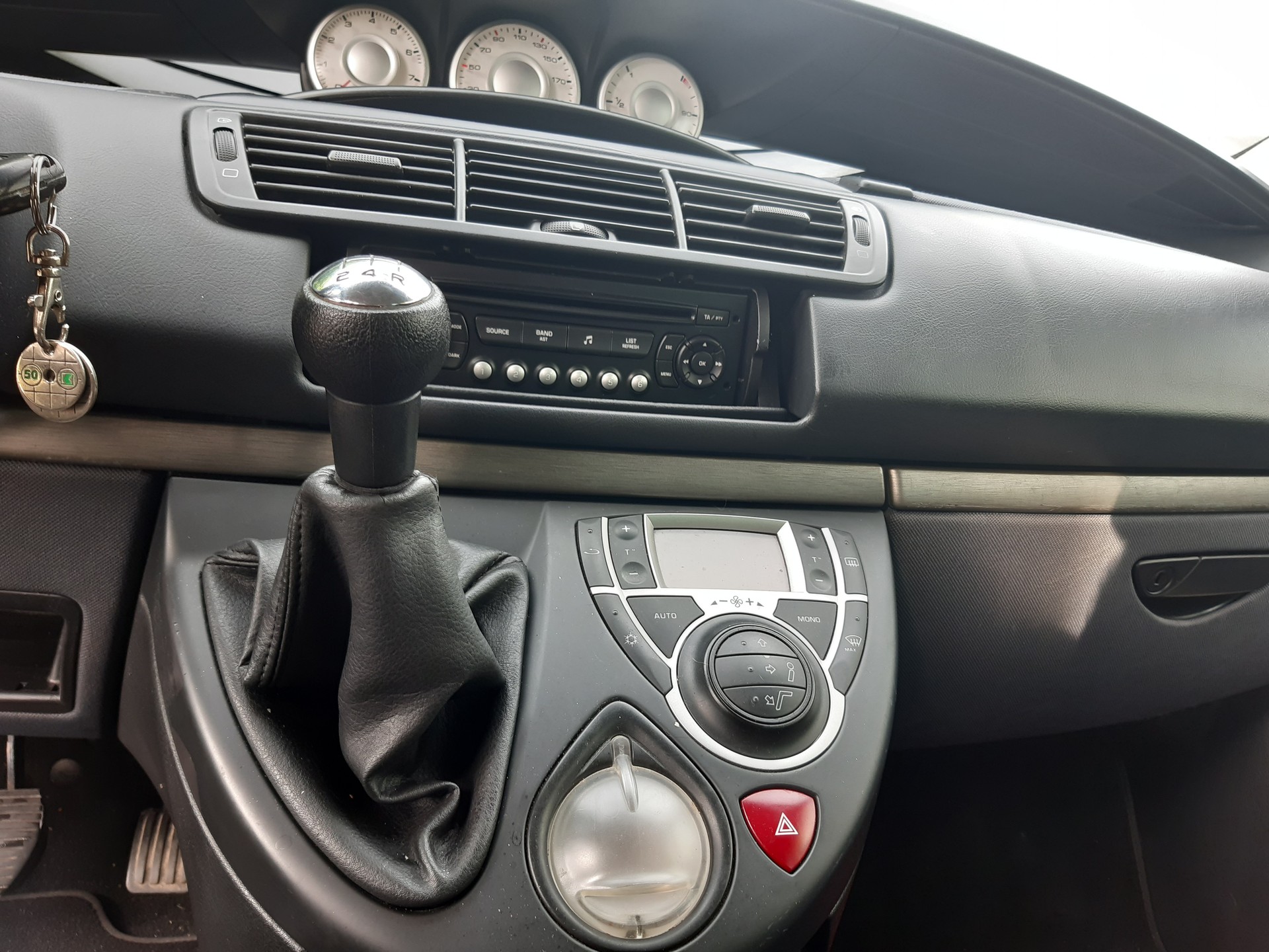 CITROEN C8 2.0 16V Essentiel (X)-image-8