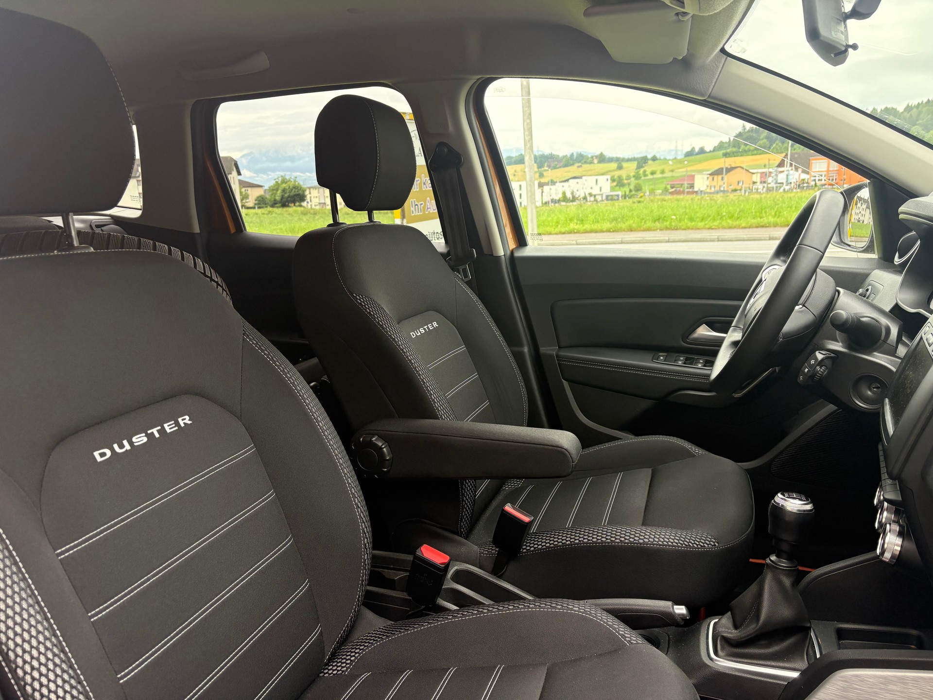 DACIA Duster TCe 130 Celebration 4x2-image-12