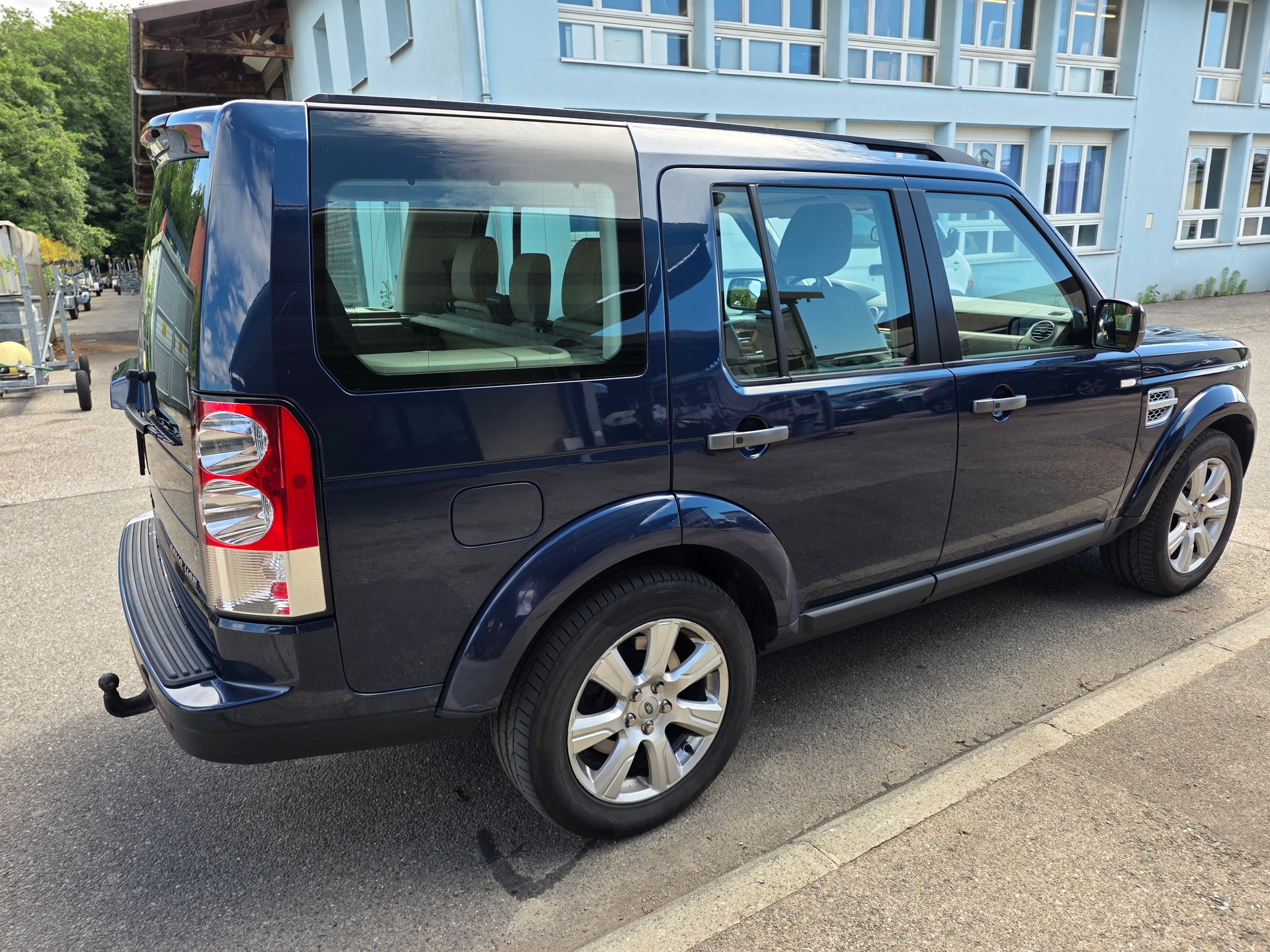 LAND ROVER Discovery 3.0 SDV6 HSE Automatic-image-4