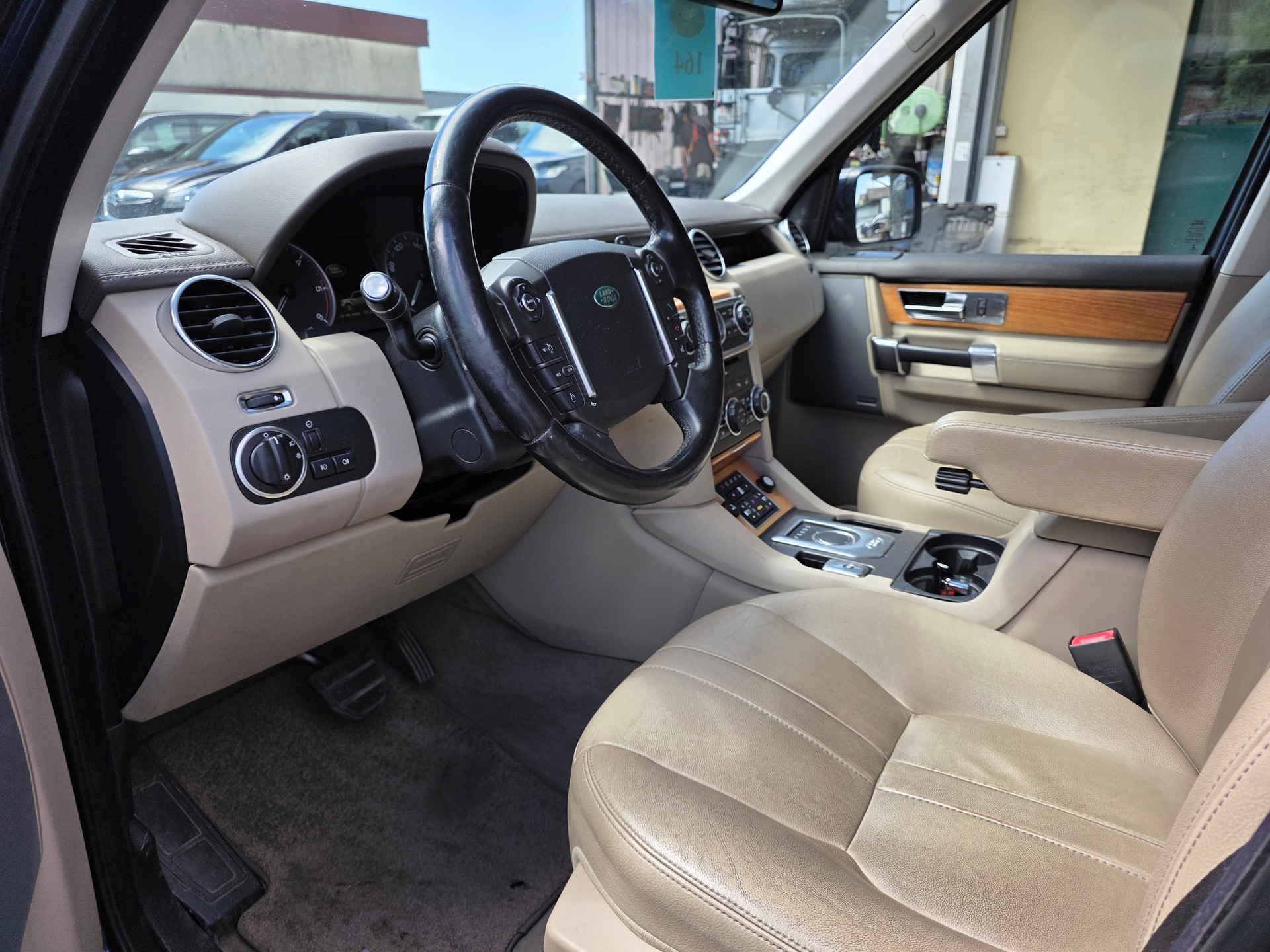 LAND ROVER Discovery 3.0 SDV6 HSE Automatic-image-8