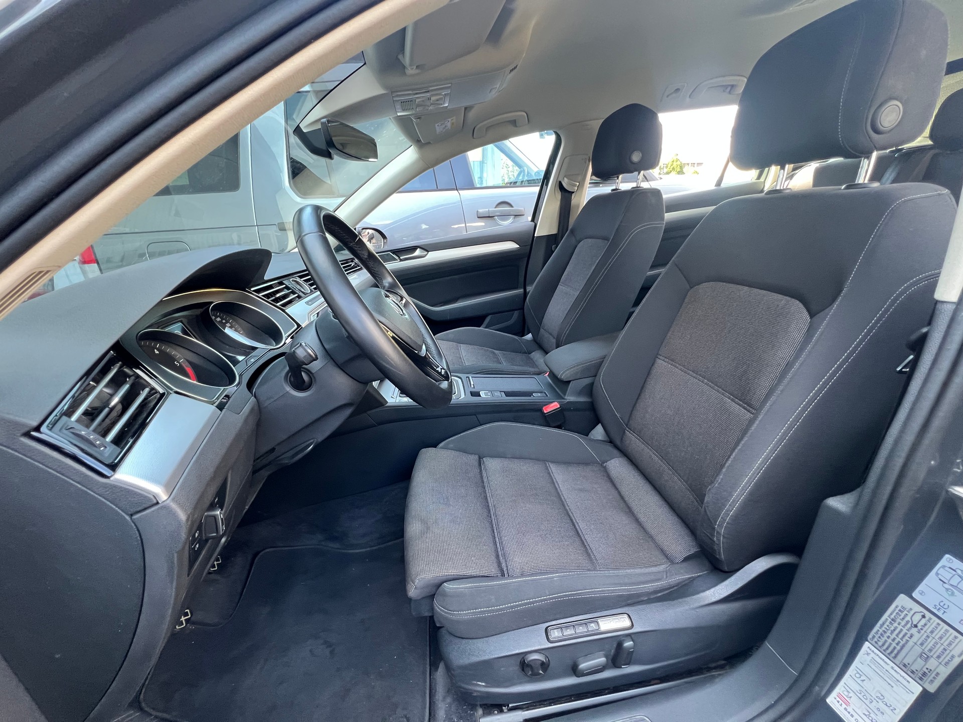 VW Passat Variant 2.0 TDI BMT Highline*Apple Carplay*-image-11