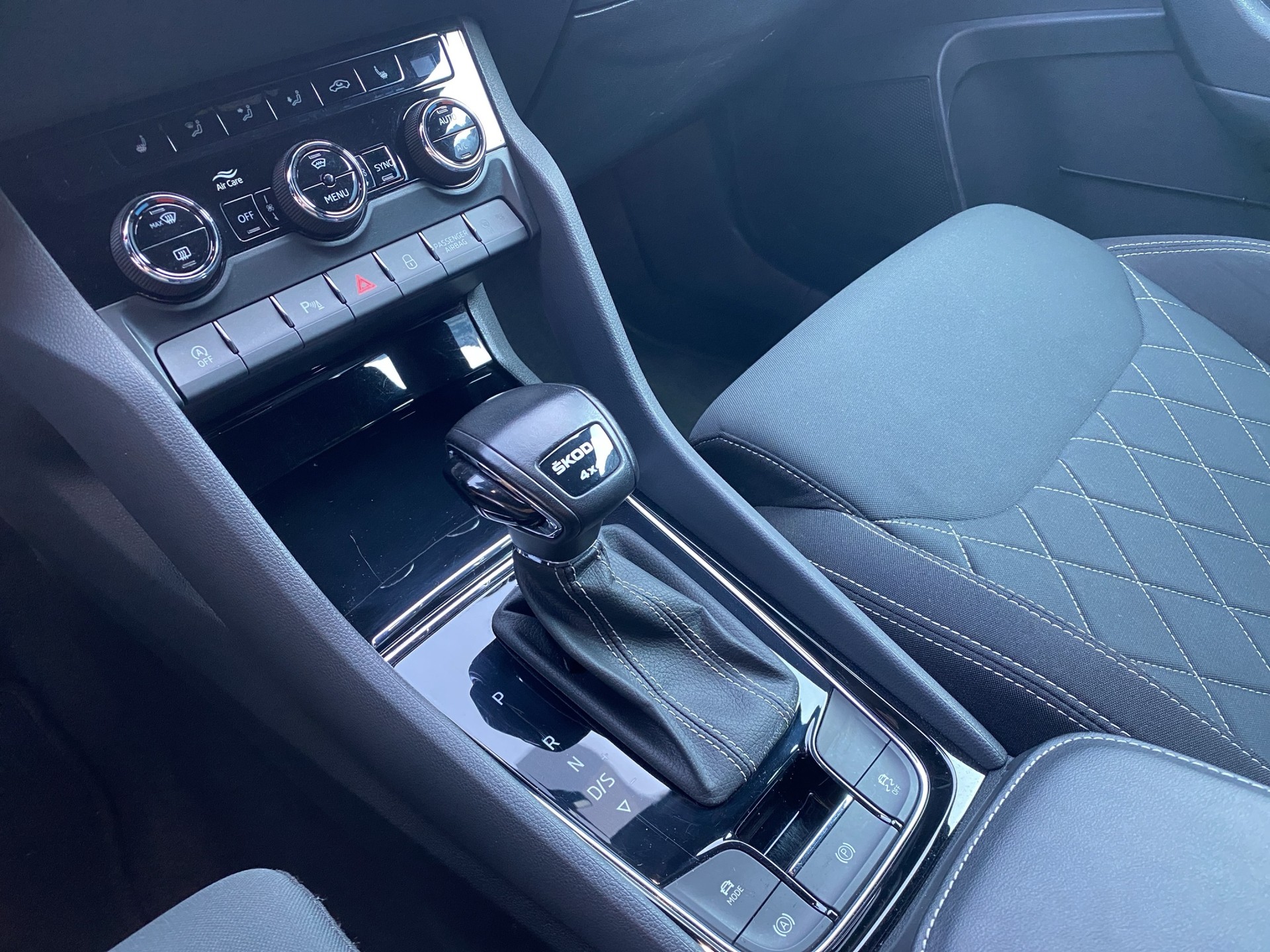SKODA Karoq 2.0 TDI CR Sport Line 4x4 DSG-image-12