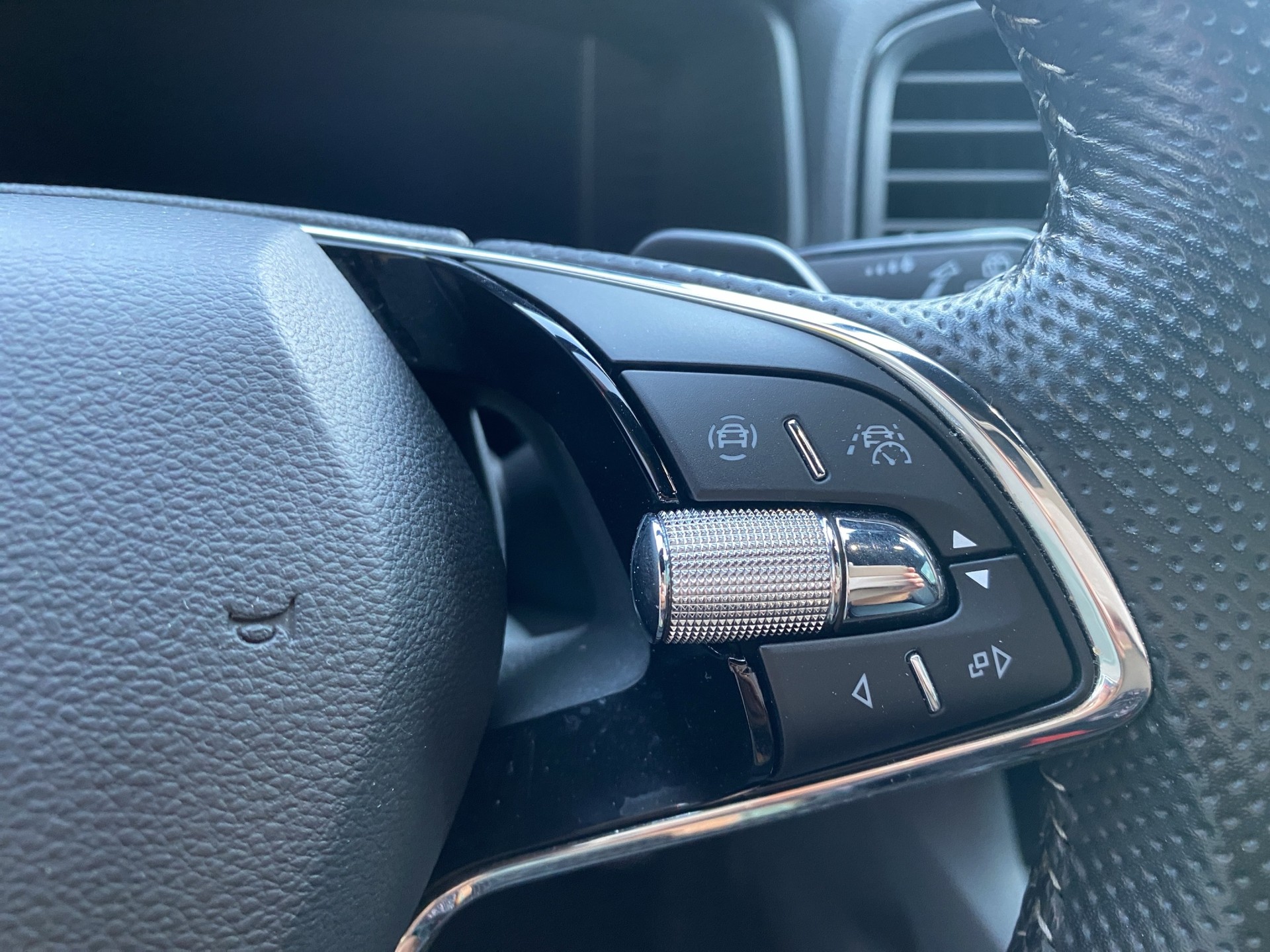 SKODA Karoq 2.0 TDI CR Sport Line 4x4 DSG-image-11