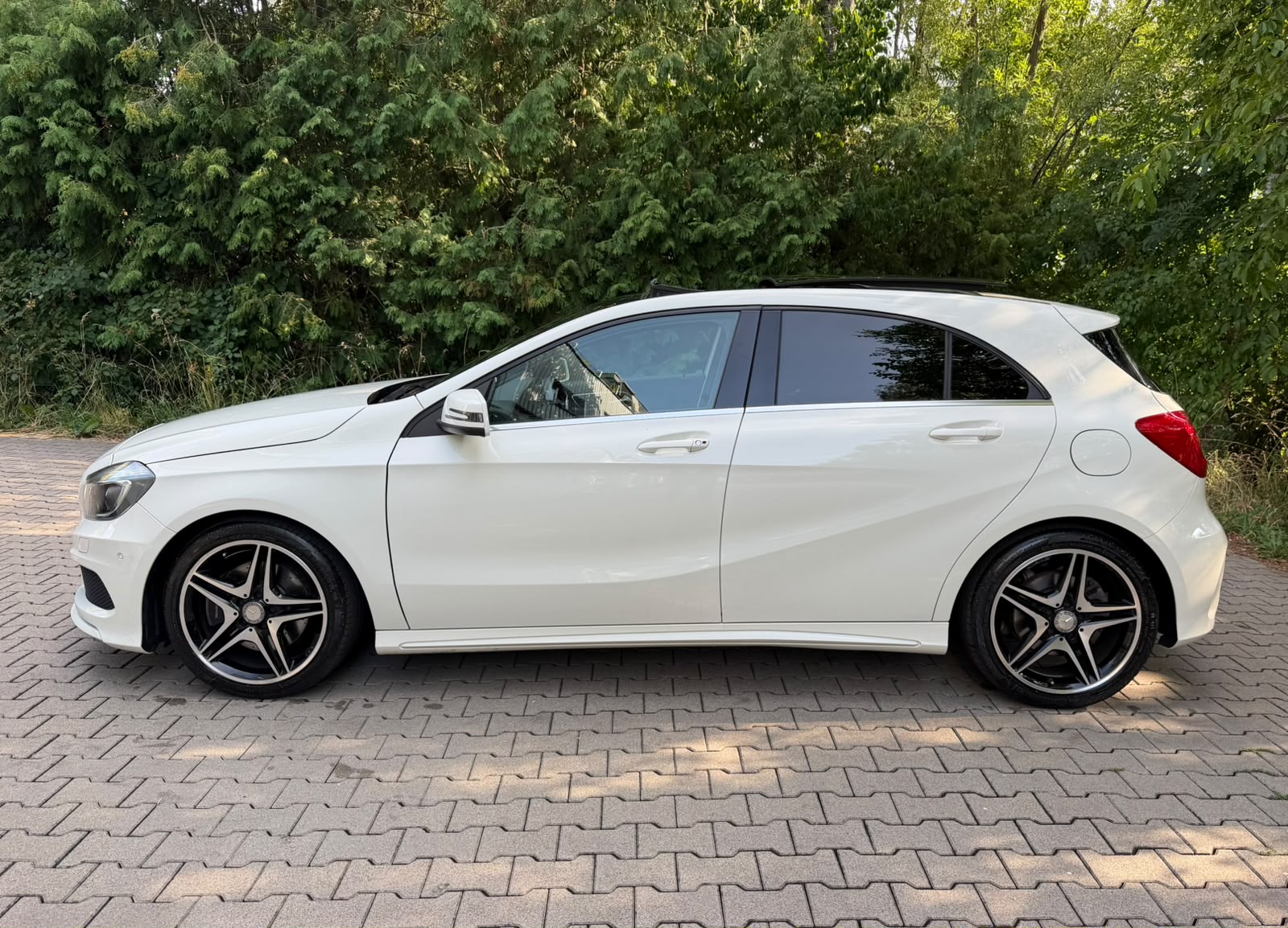 MERCEDES-BENZ A 250 AMG Line 4Matic 7G-DCT-showroom-element-1