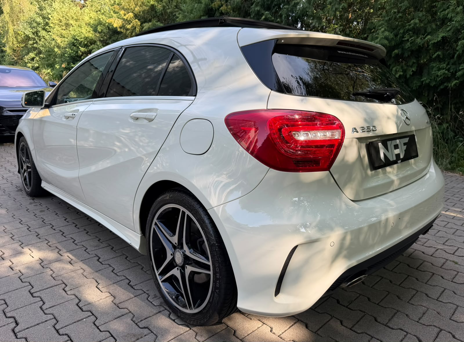 MERCEDES-BENZ A 250 AMG Line 4Matic 7G-DCT-showroom-element-2