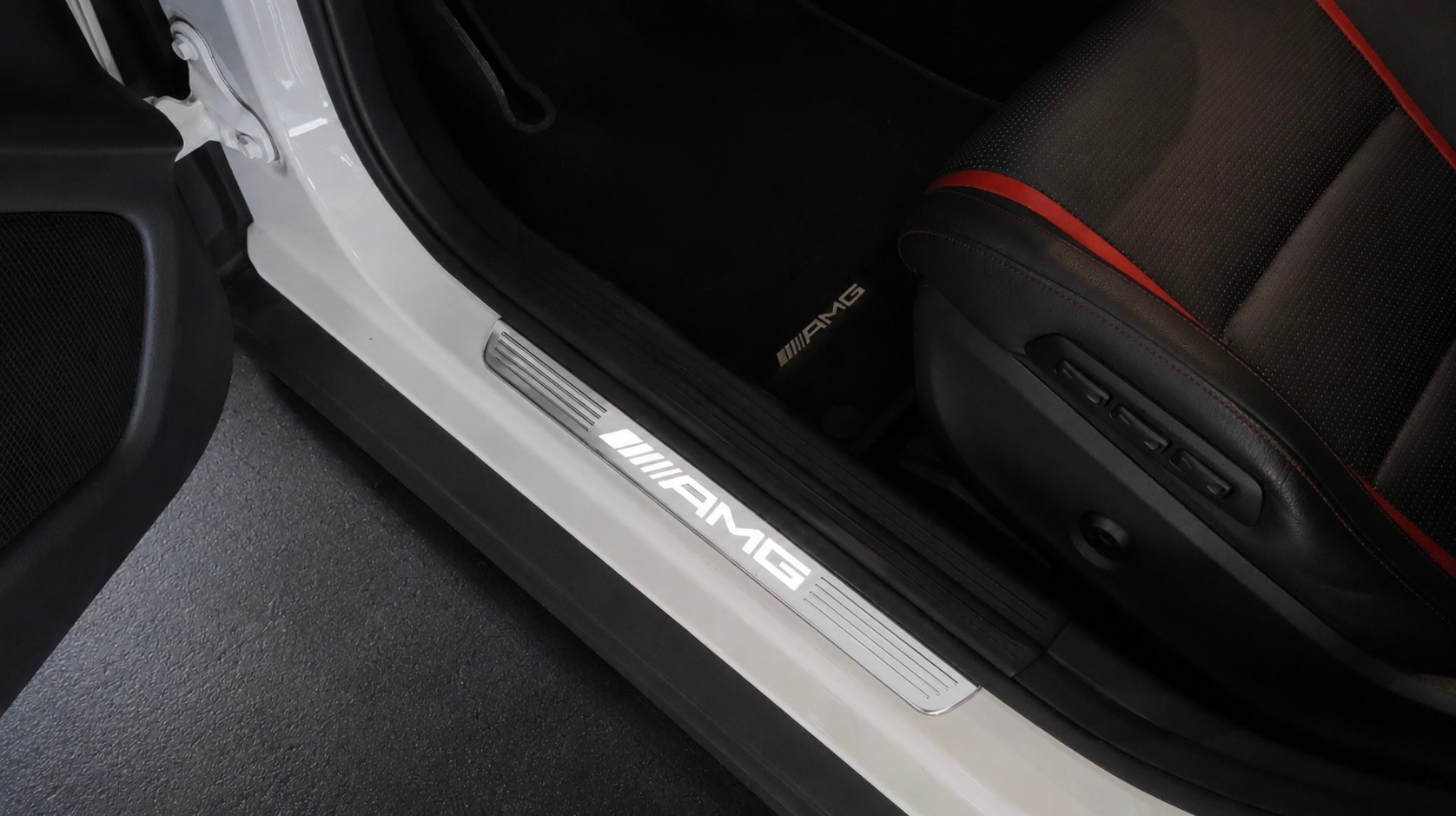 MERCEDES-BENZ GLA 45 AMG 4Matic 7G-DCT-showroom-element-2