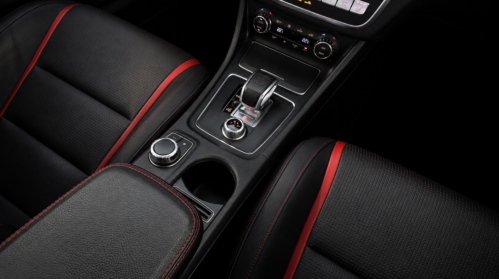 MERCEDES-BENZ GLA 45 AMG 4Matic 7G-DCT-image-14
