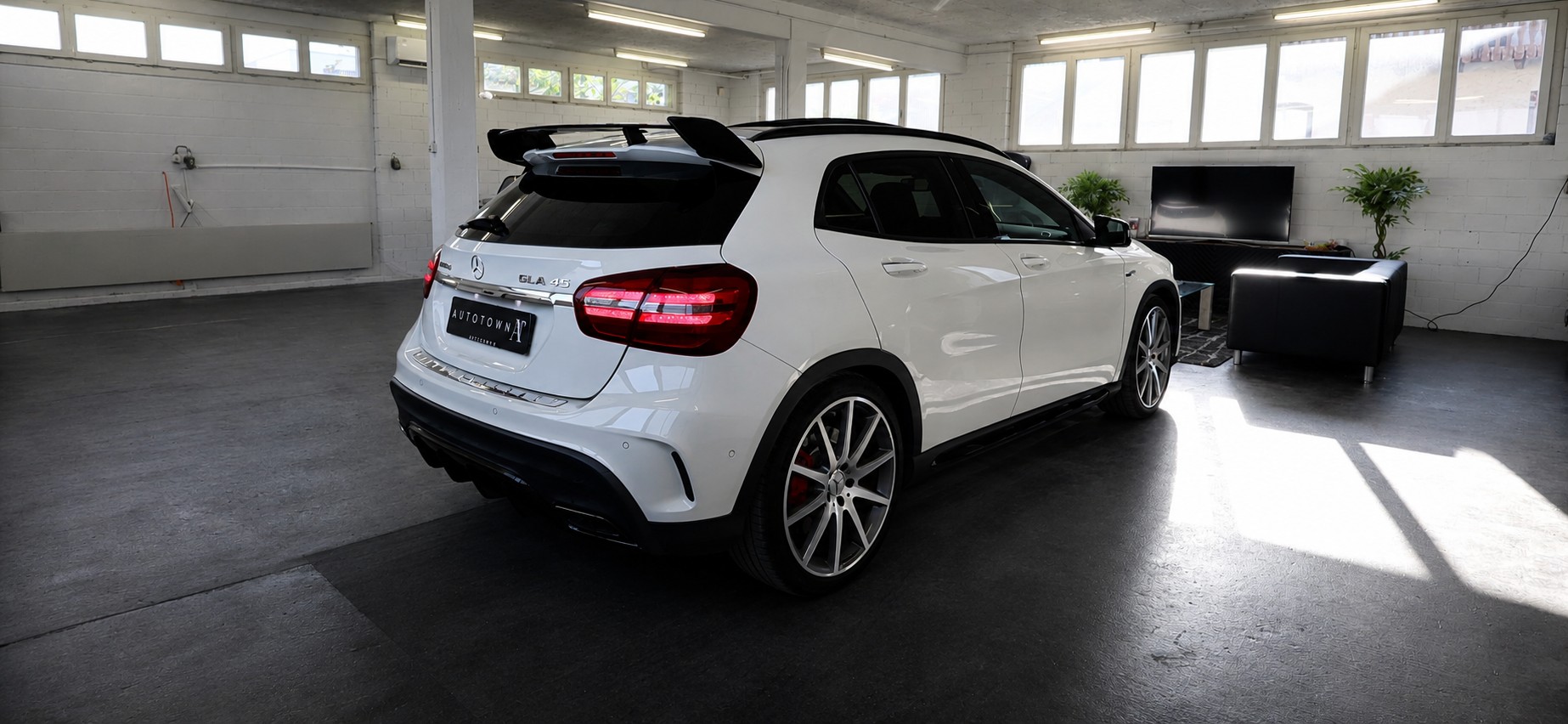 MERCEDES-BENZ GLA 45 AMG 4Matic 7G-DCT-showroom-element-1