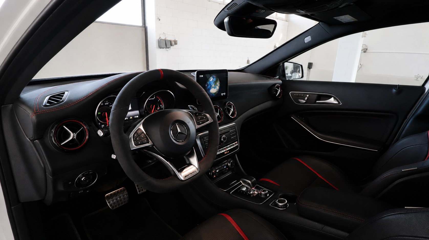 MERCEDES-BENZ GLA 45 AMG 4Matic 7G-DCT-showroom-element-3