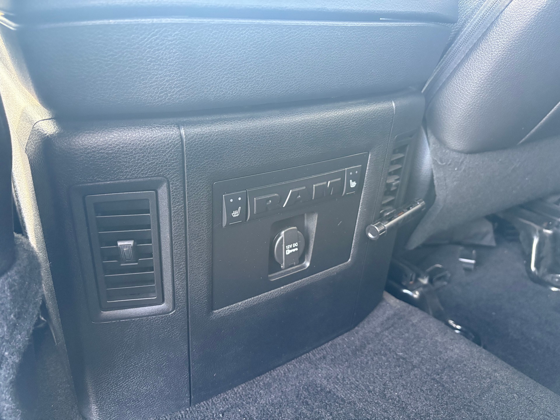 DODGE RAM 1500 Crewcab Laramie-image-18
