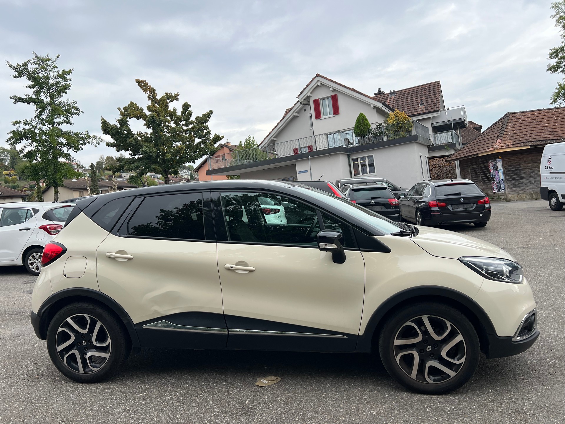 RENAULT Captur 1.2 T 16V Privilège EDC-showroom-element-3