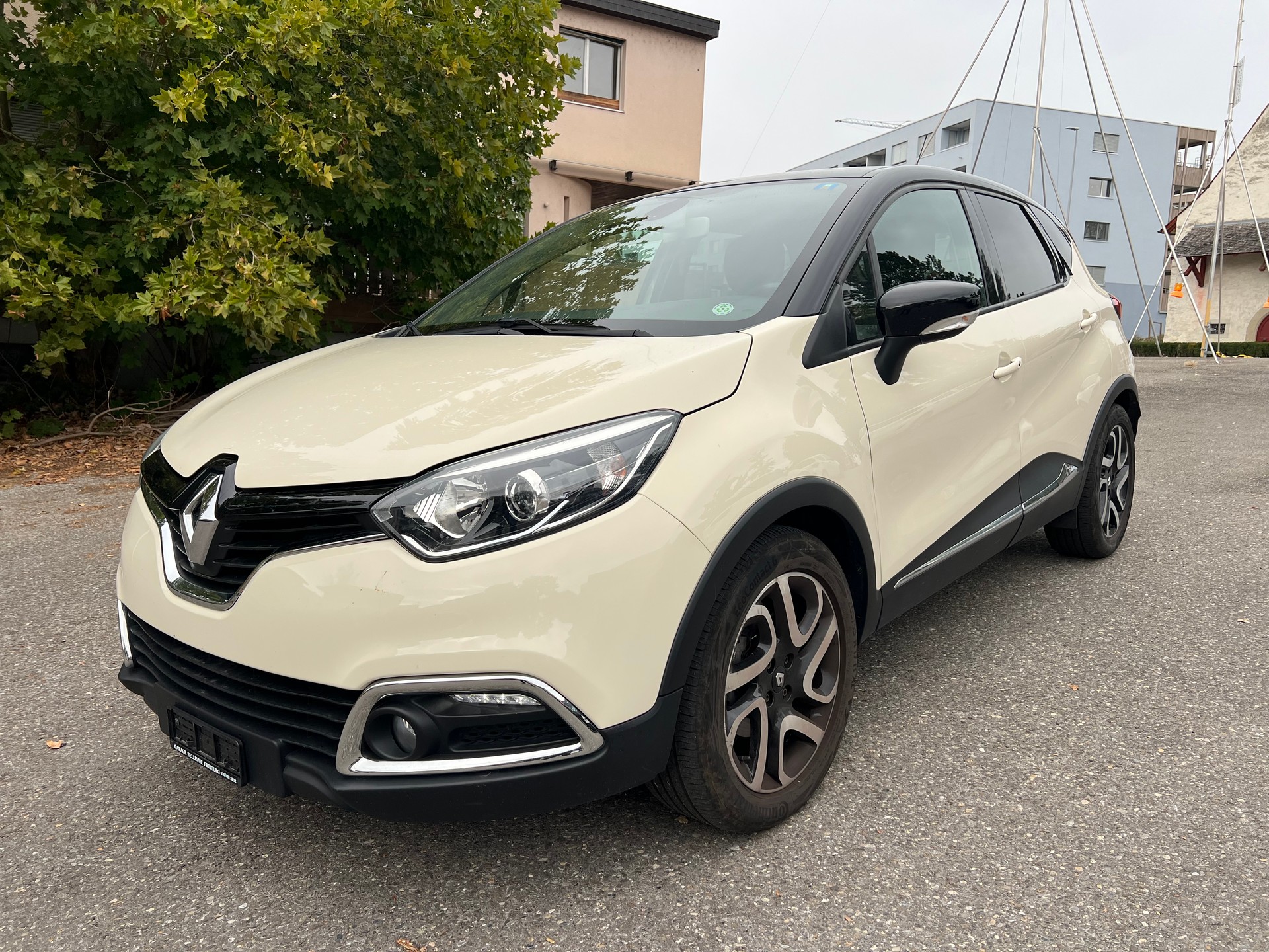 RENAULT Captur 1.2 T 16V Privilège EDC-showroom-element-2