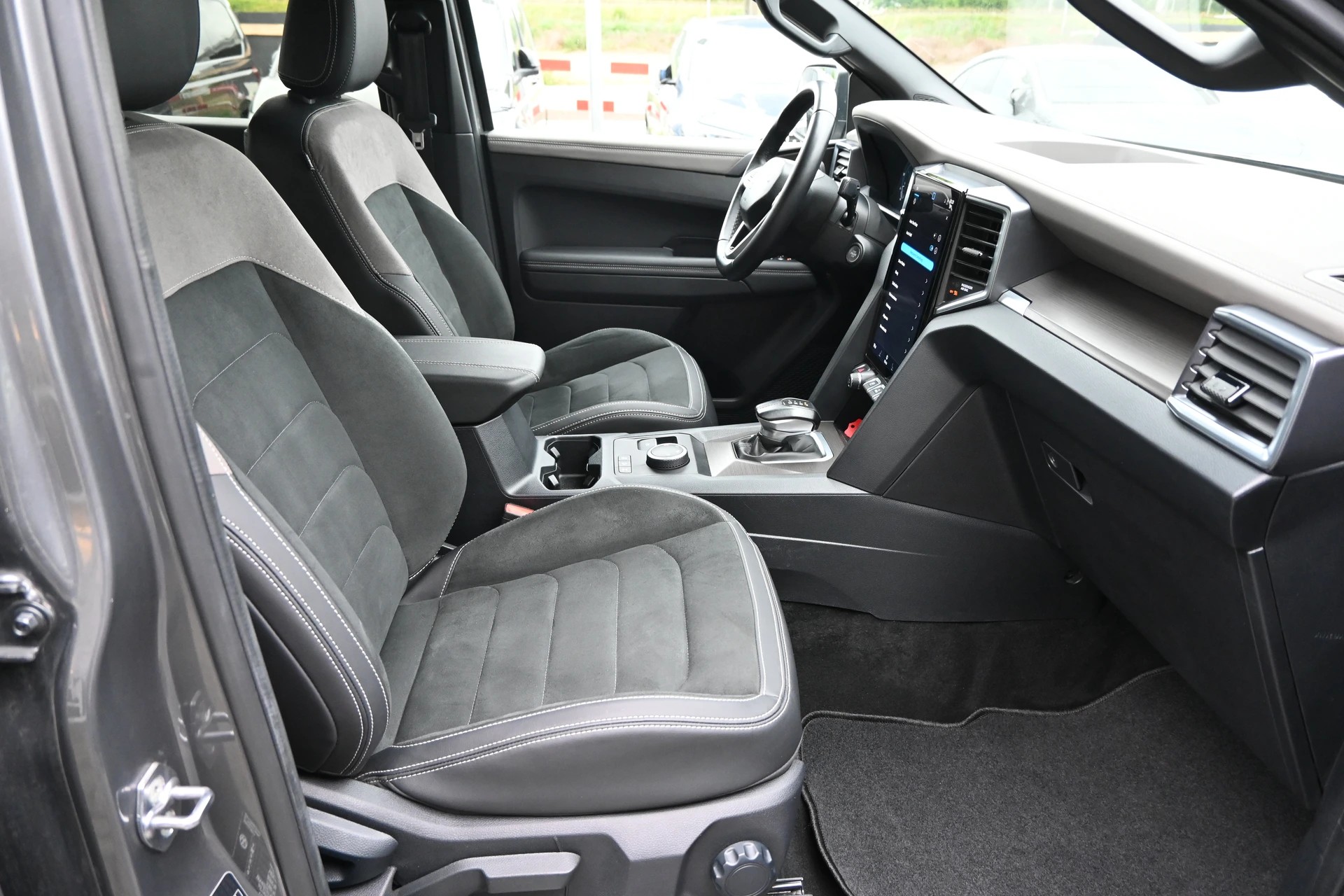 VW Amarok 3.0TDI V6 Style 4X4 240PS + AHK 3500kg + Werksgarantie bis 05.2030-image-17