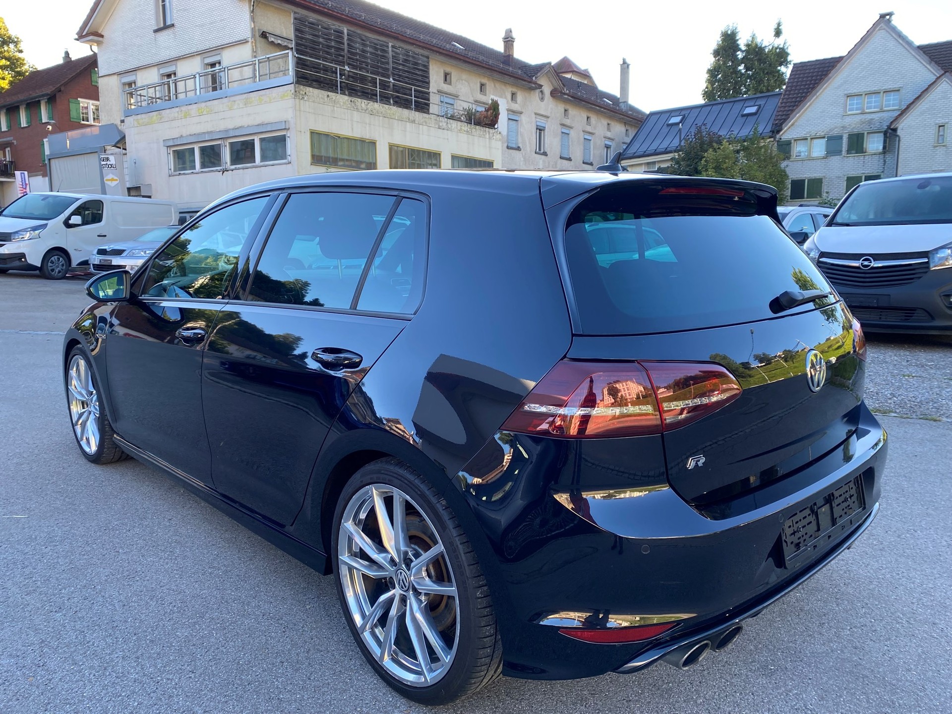 VW Golf 2.0 TSI R 4Motion DSG-image-2