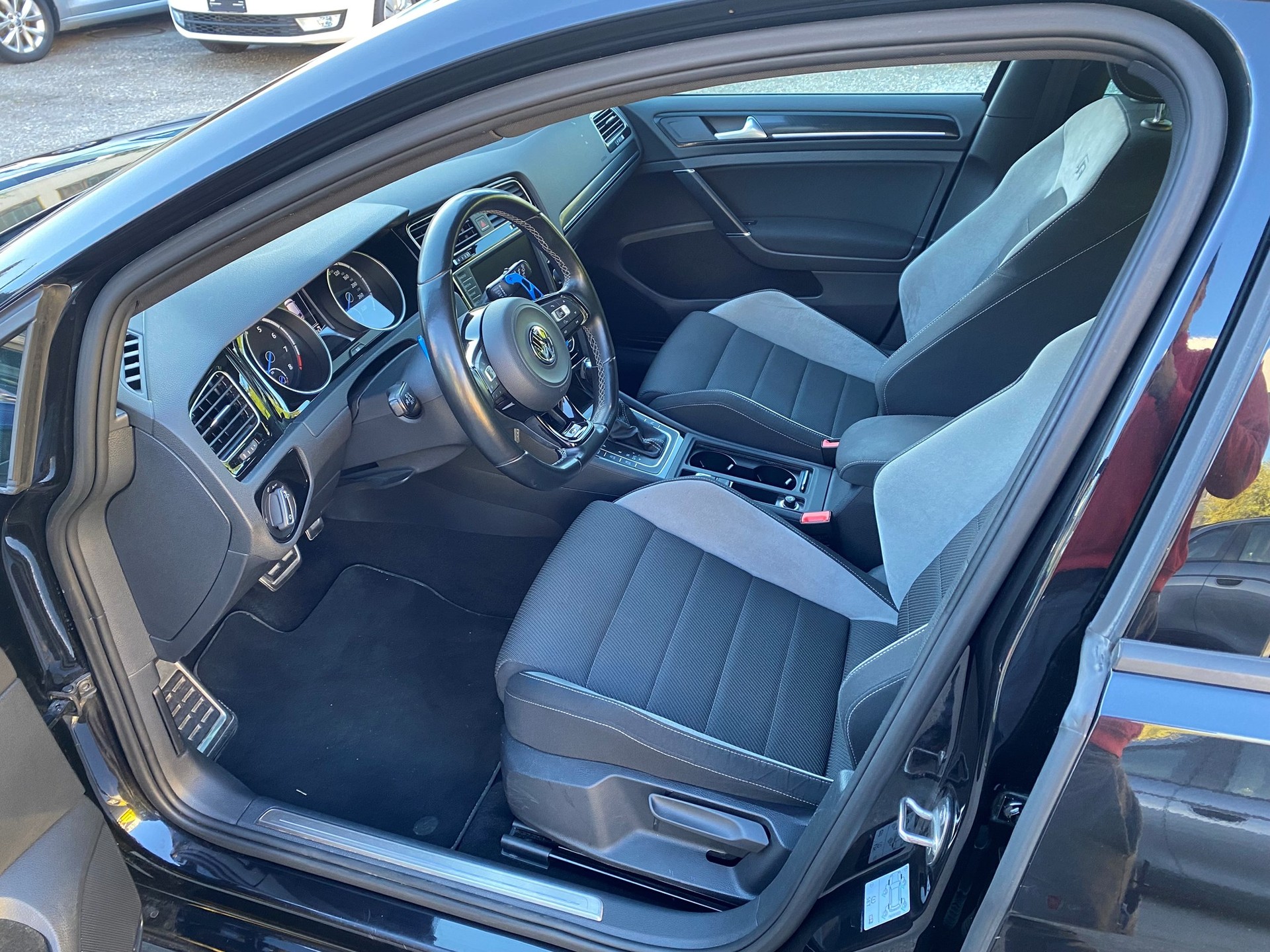 VW Golf 2.0 TSI R 4Motion DSG-image-6
