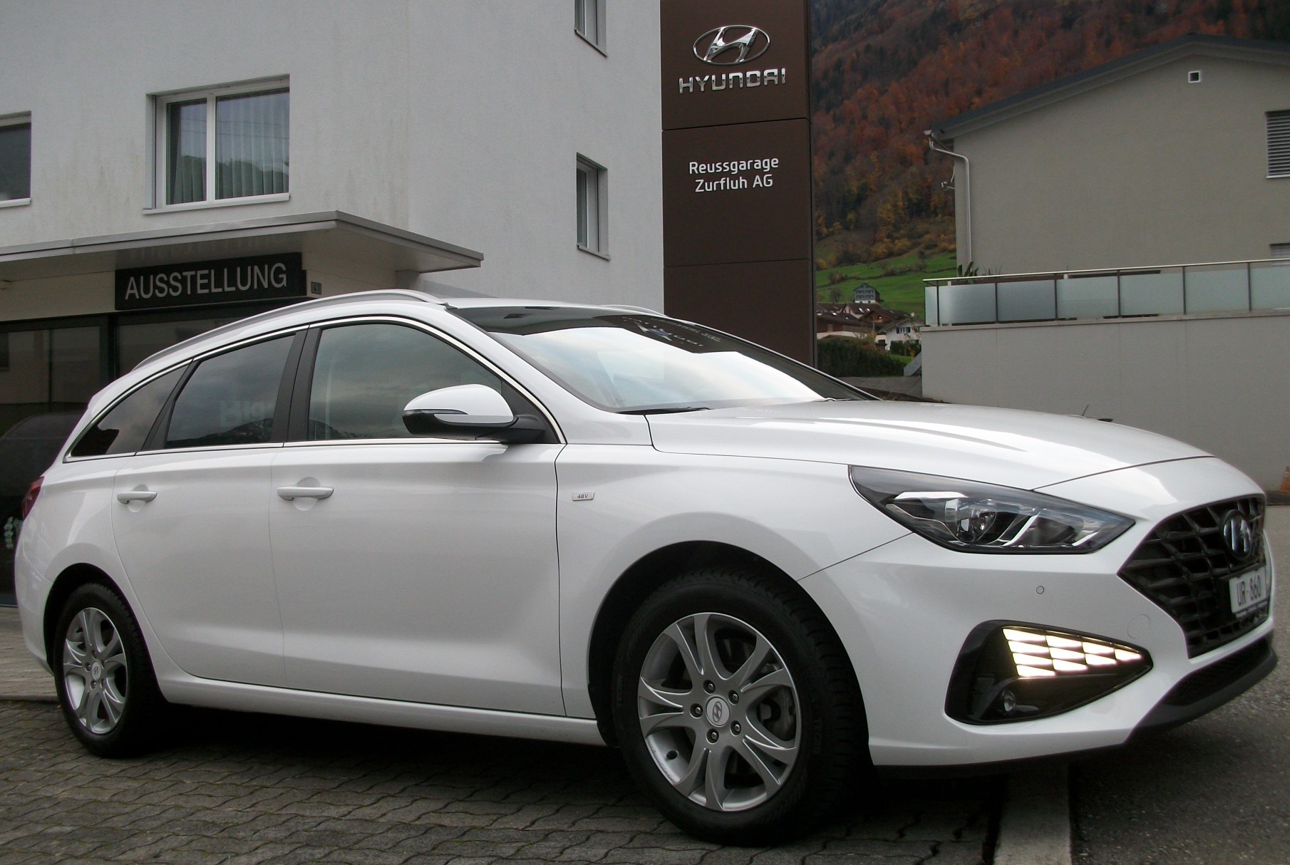 HYUNDAI i30 Wagon 1.5 T-GDi Amplia 48V MH DCT-showroom-element-1