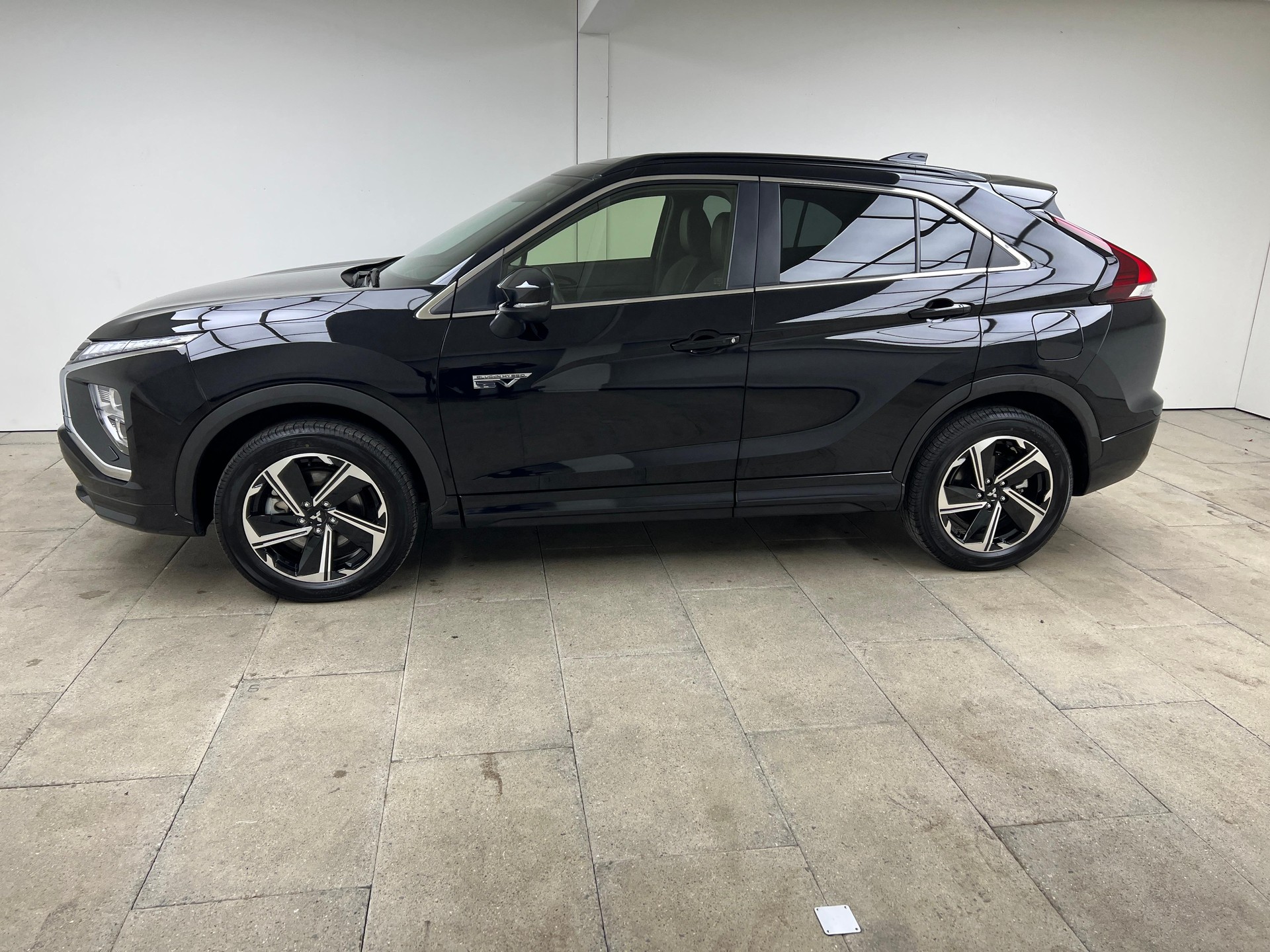 MITSUBISHI Eclipse Cross 2.4 PHEV Intense 4x4 / ab 3,99% Leasing bei Abschluss einer Protect Autoversicherung-showroom-element-2