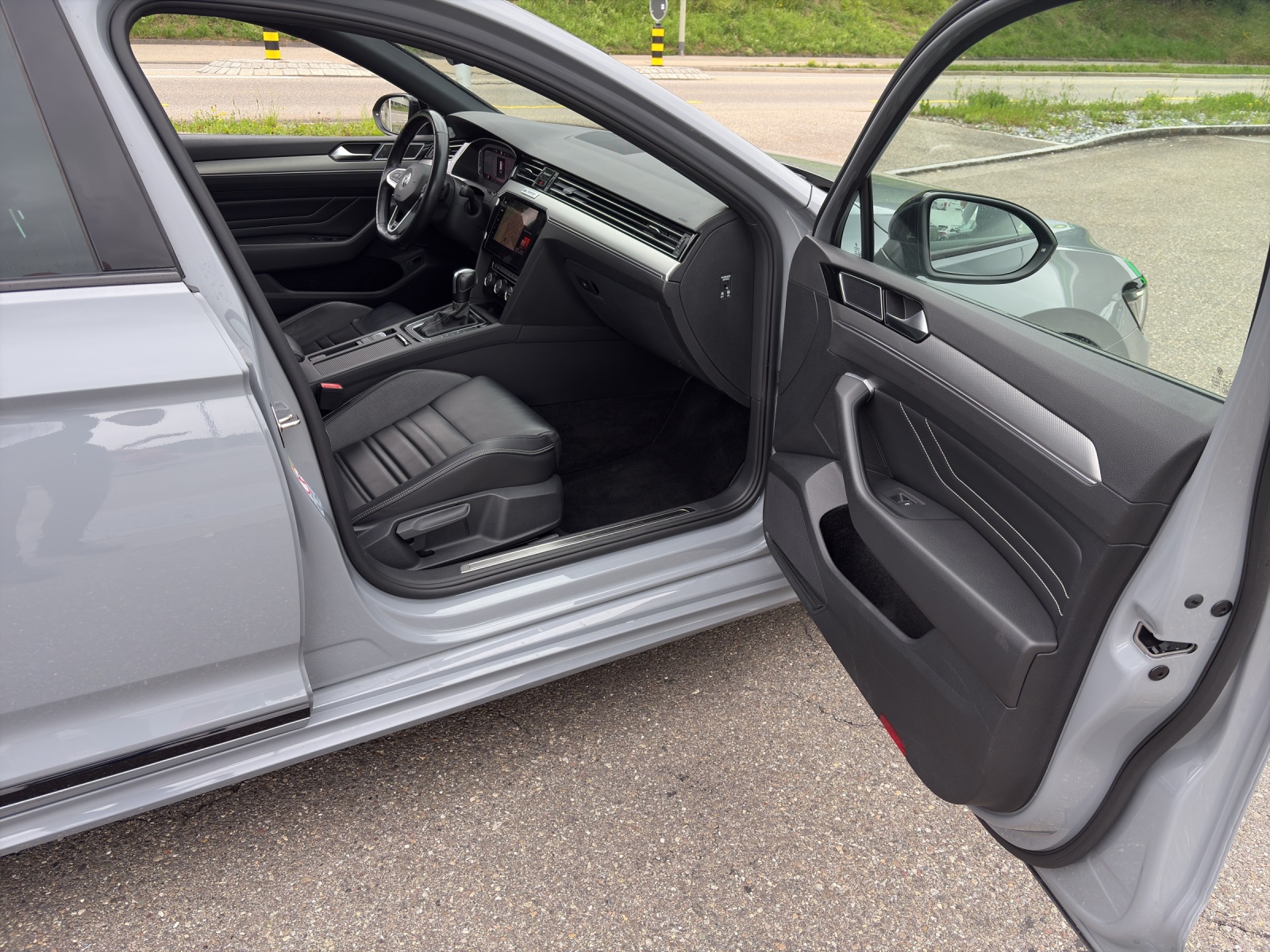 VW Passat Variant 2.0 TSI R-Line Design DSG 4m-image-5