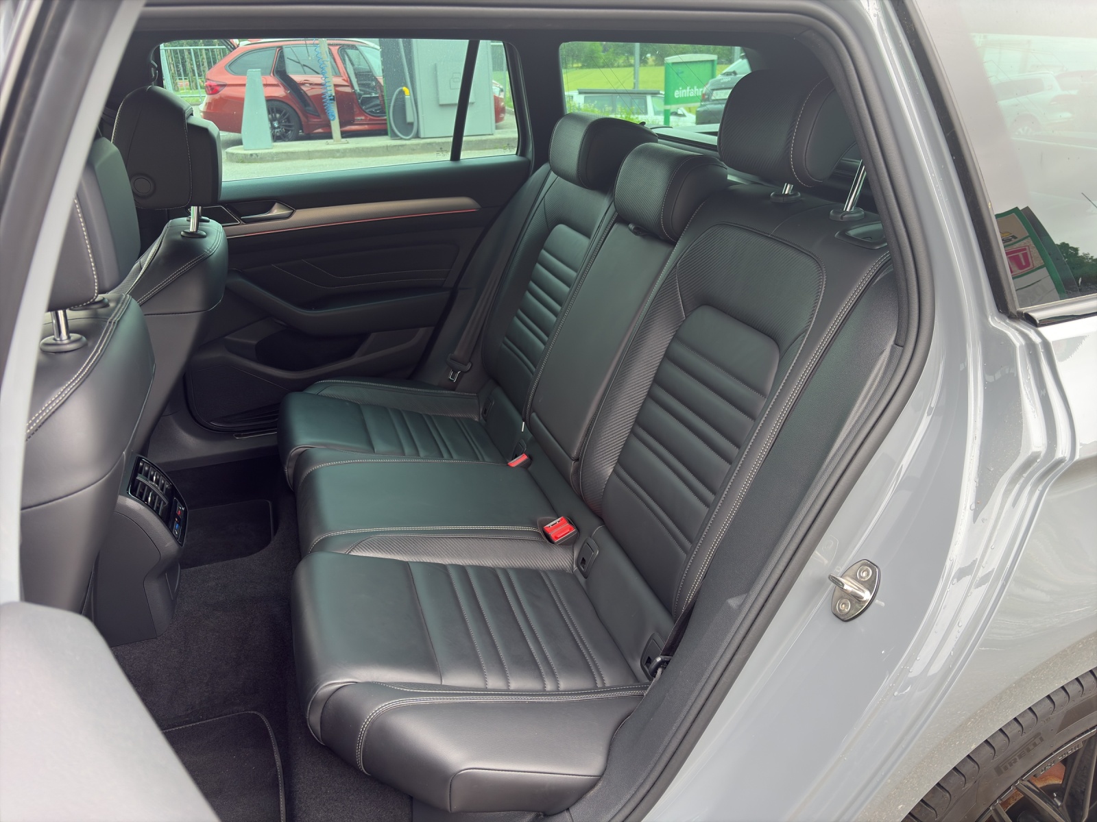 VW Passat Variant 2.0 TSI R-Line Design DSG 4m-image-7