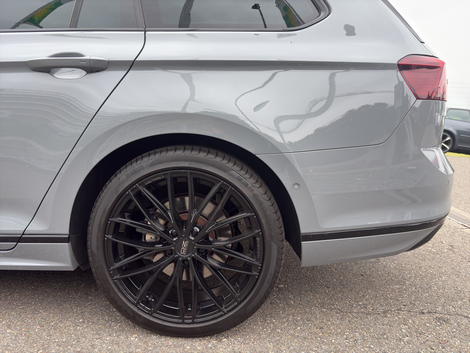 VW Passat Variant 2.0 TSI R-Line Design DSG 4m-image-14