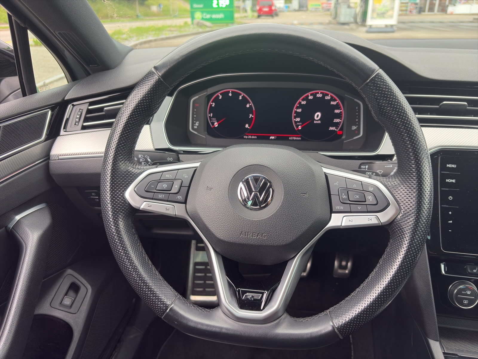 VW Passat Variant 2.0 TSI R-Line Design DSG 4m-image-11