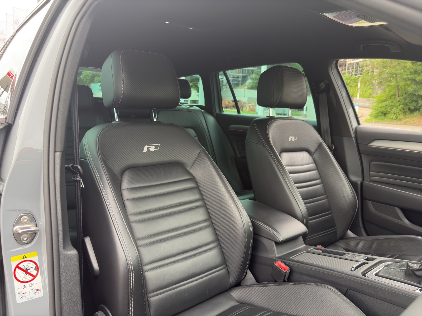 VW Passat Variant 2.0 TSI R-Line Design DSG 4m-image-6