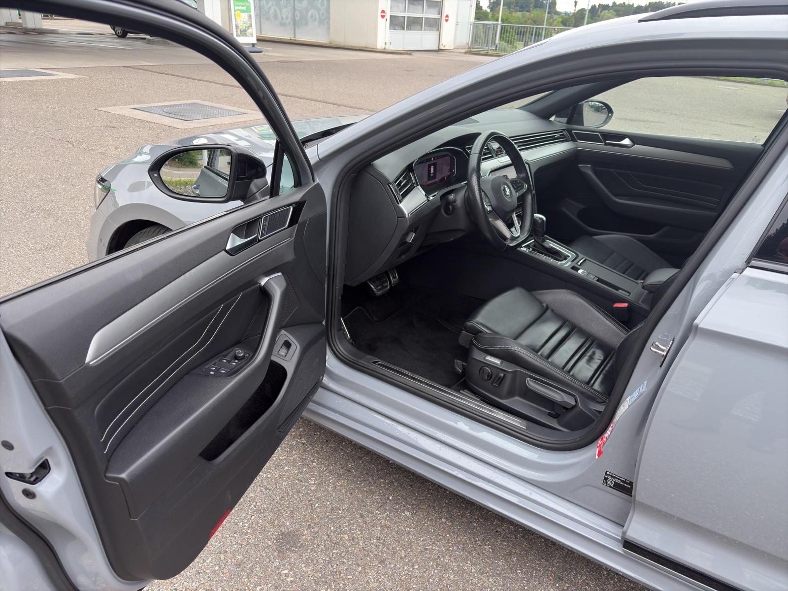 VW Passat Variant 2.0 TSI R-Line Design DSG 4m-image-4