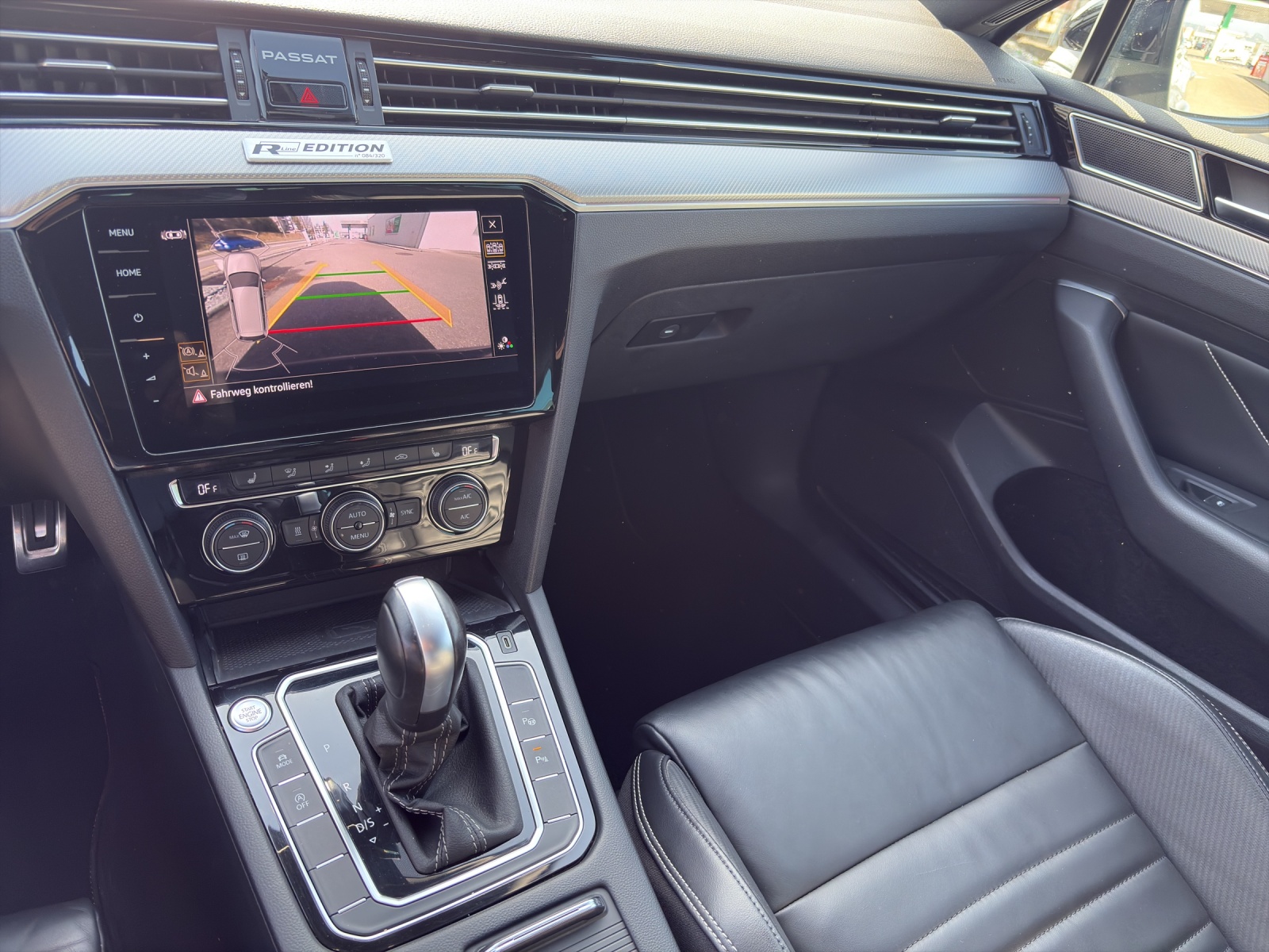 VW Passat Variant 2.0 TSI R-Line Design DSG 4m-image-8