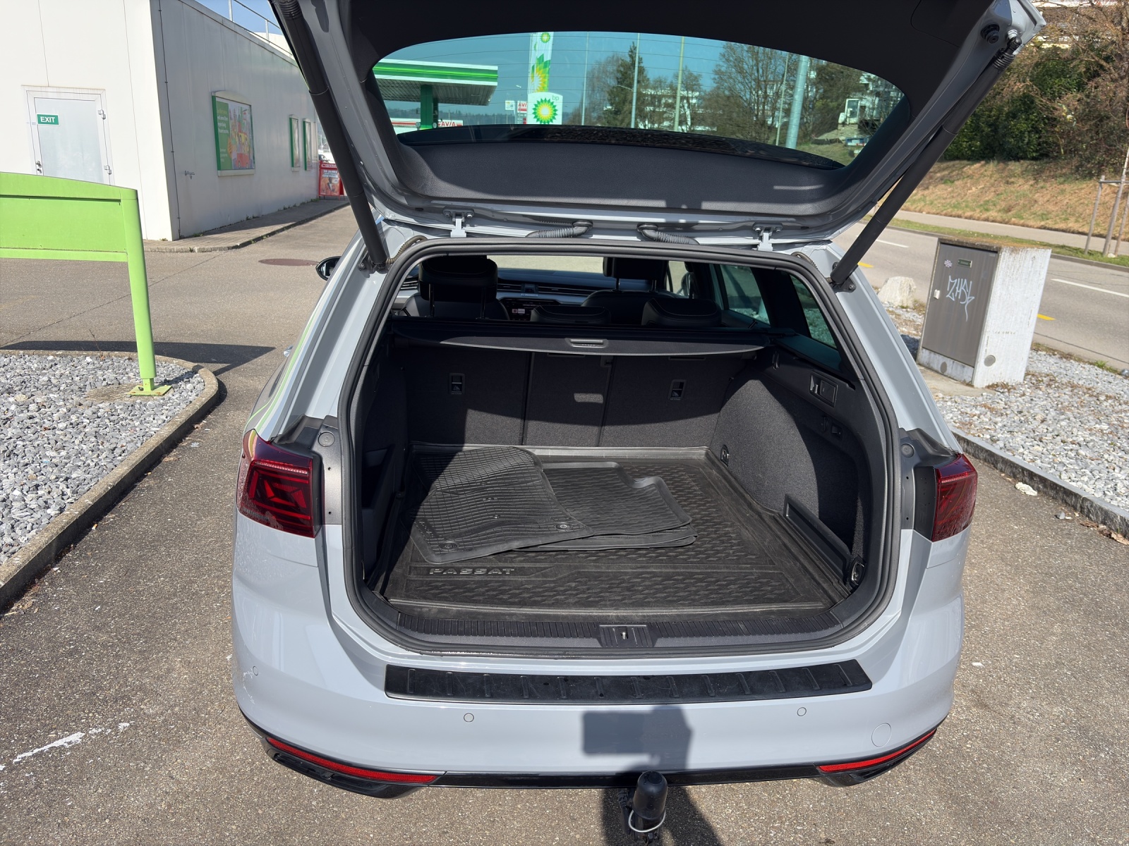 VW Passat Variant 2.0 TSI R-Line Design DSG 4m-image-17
