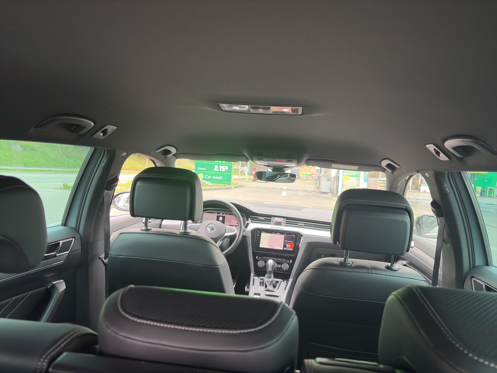 VW Passat Variant 2.0 TSI R-Line Design DSG 4m-image-8